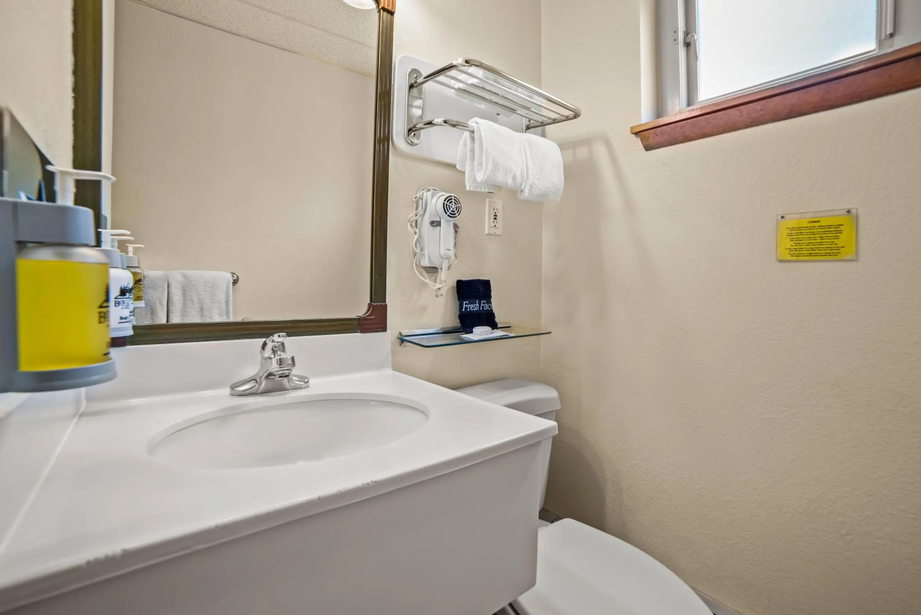 Toilet in Box Canyon Lodge and Hot Springs