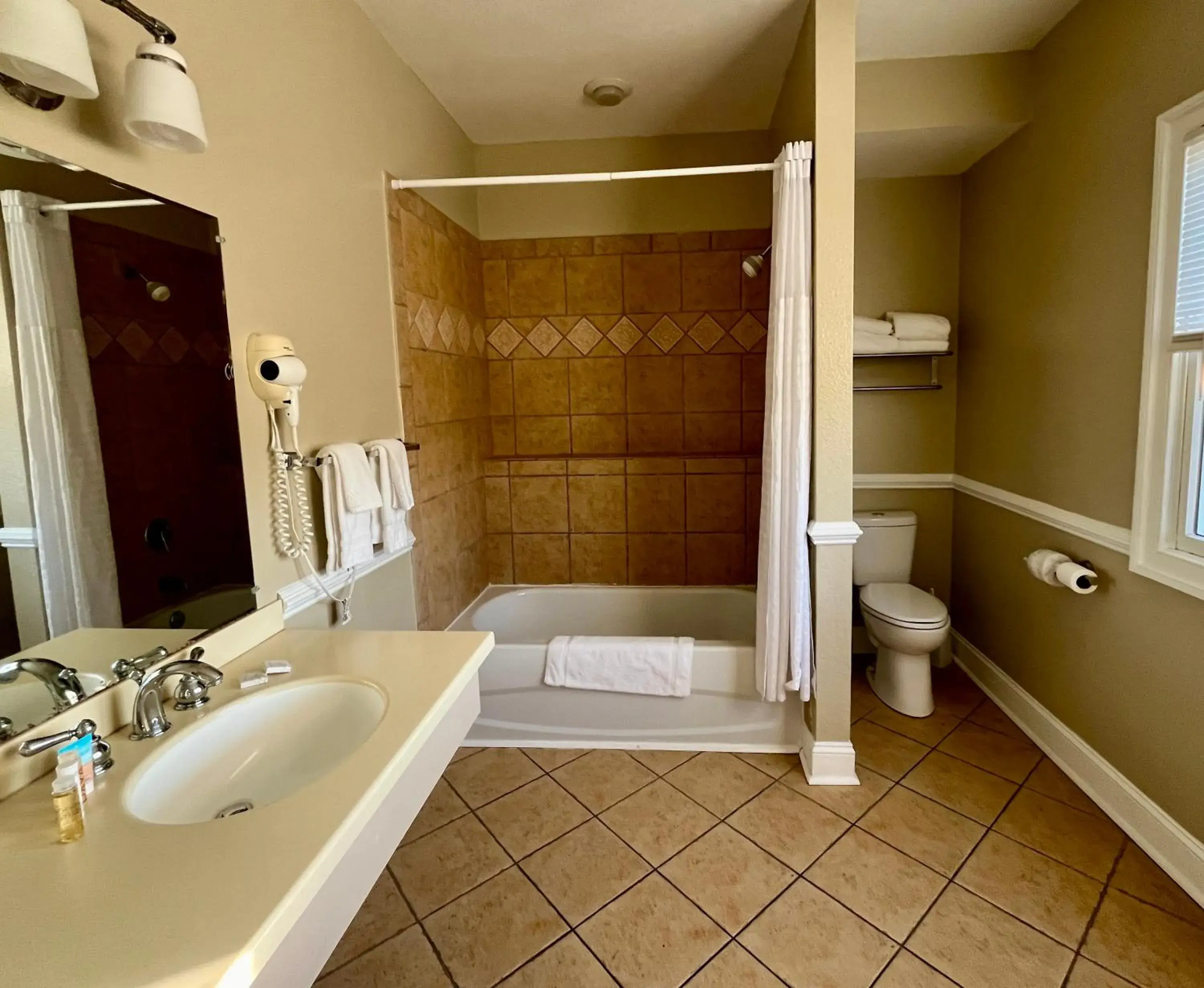 Bath in Cape Hatteras Motel Bath in Cape Hatteras Motel