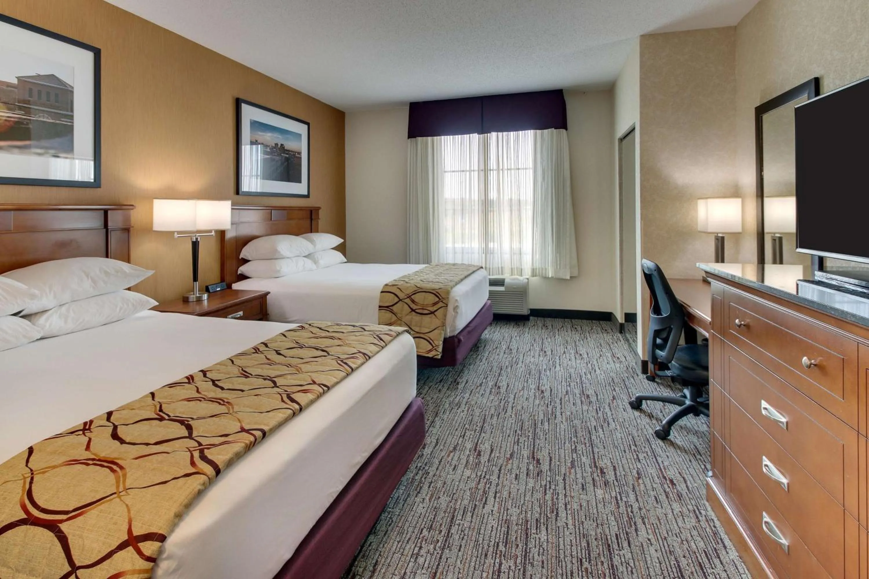 Photo of the whole room, Bed in Drury Inn & Suites Meridian