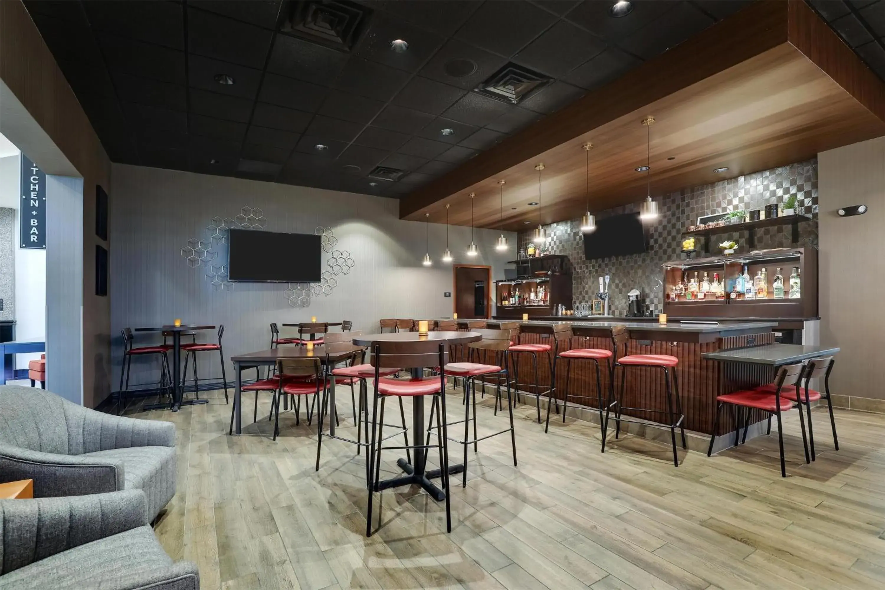 Lounge or bar in Drury Inn & Suites Montgomery Lounge or bar in Drury Inn & Suites Montgomery