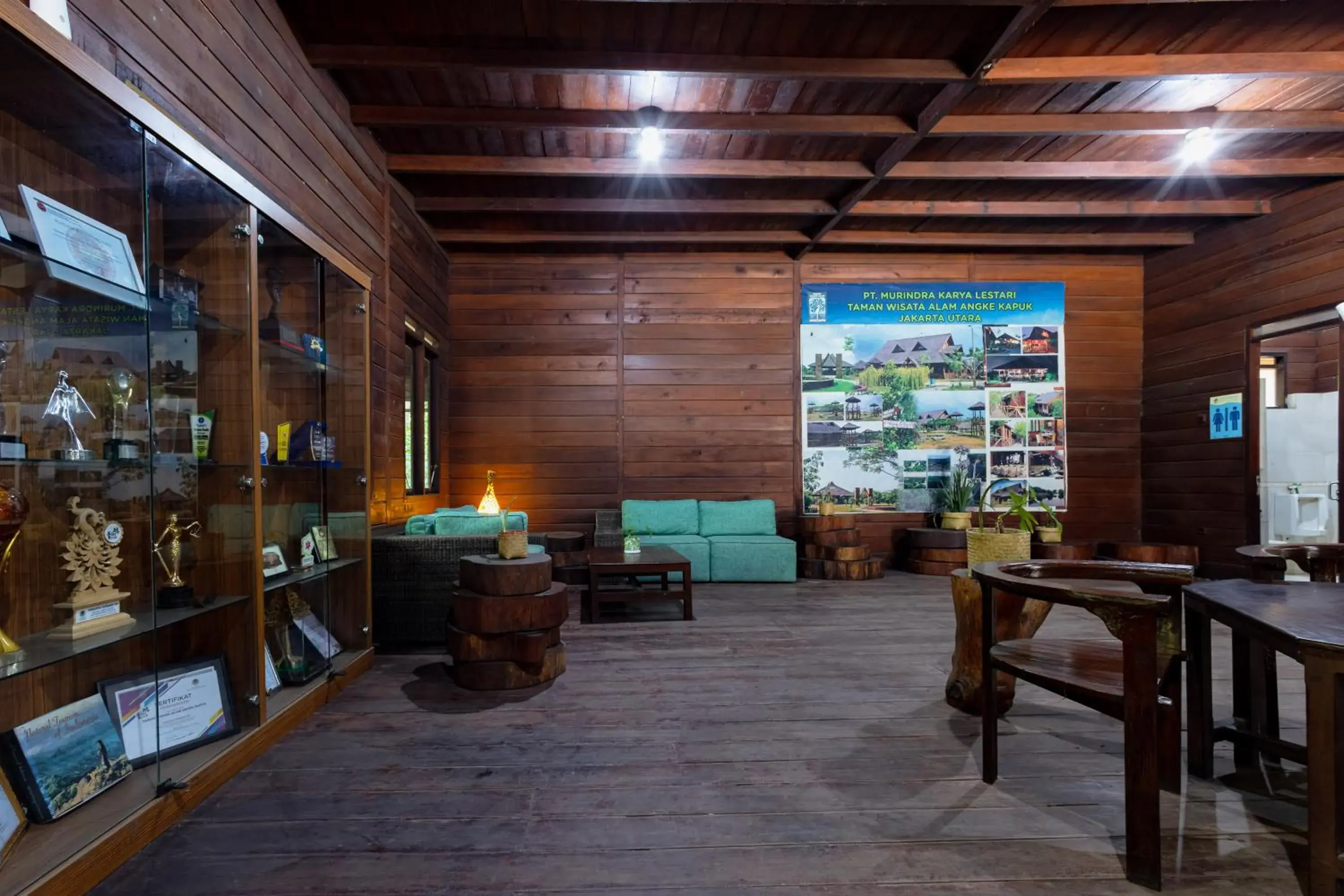 Lobby or reception in RedDoorz Resort @ Taman Wisata Mangrove Lobby or reception in RedDoorz Resort @ Taman Wisata Mangrove