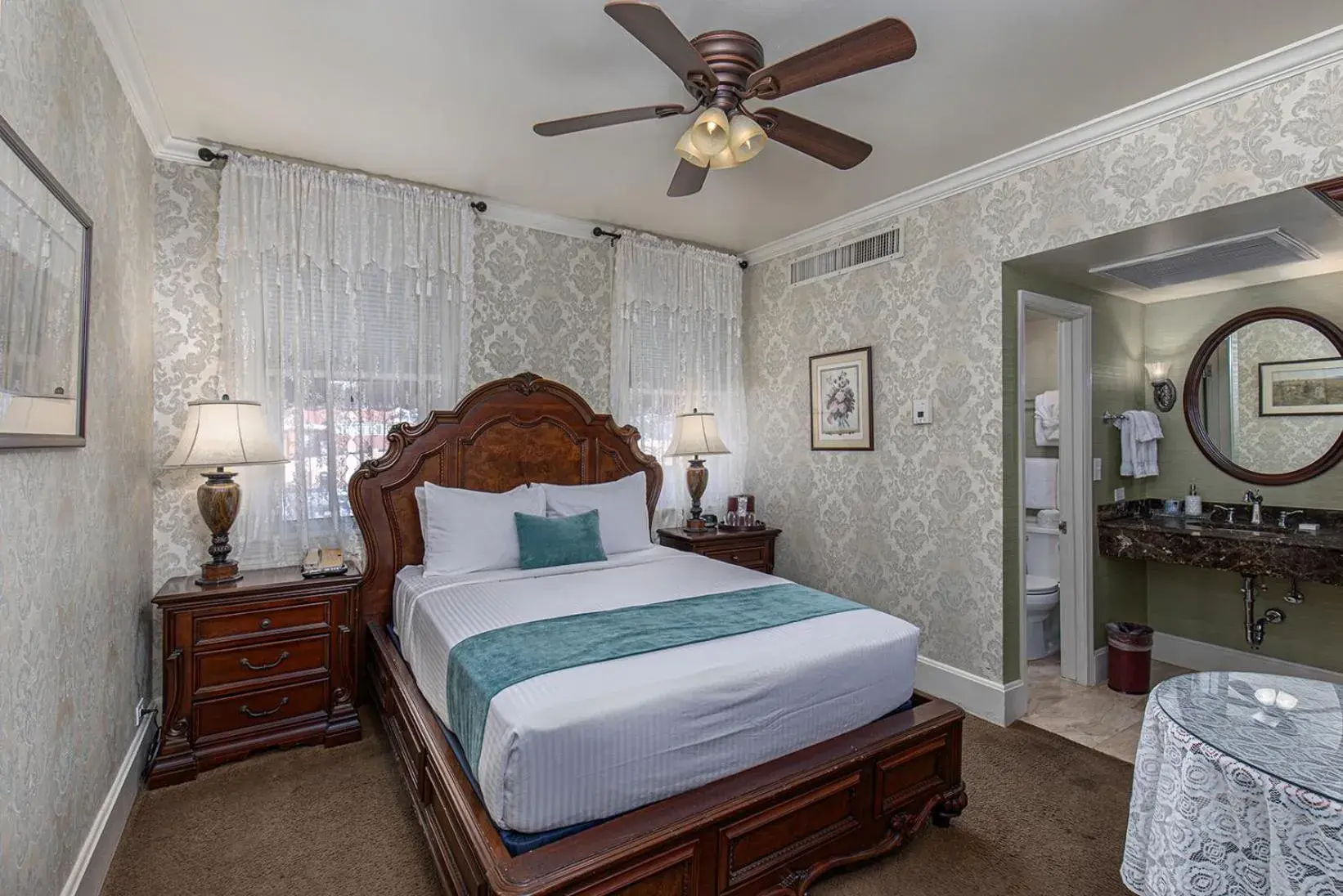 Deluxe Queen Room in General Palmer Hotel Deluxe Queen Room in General Palmer Hotel