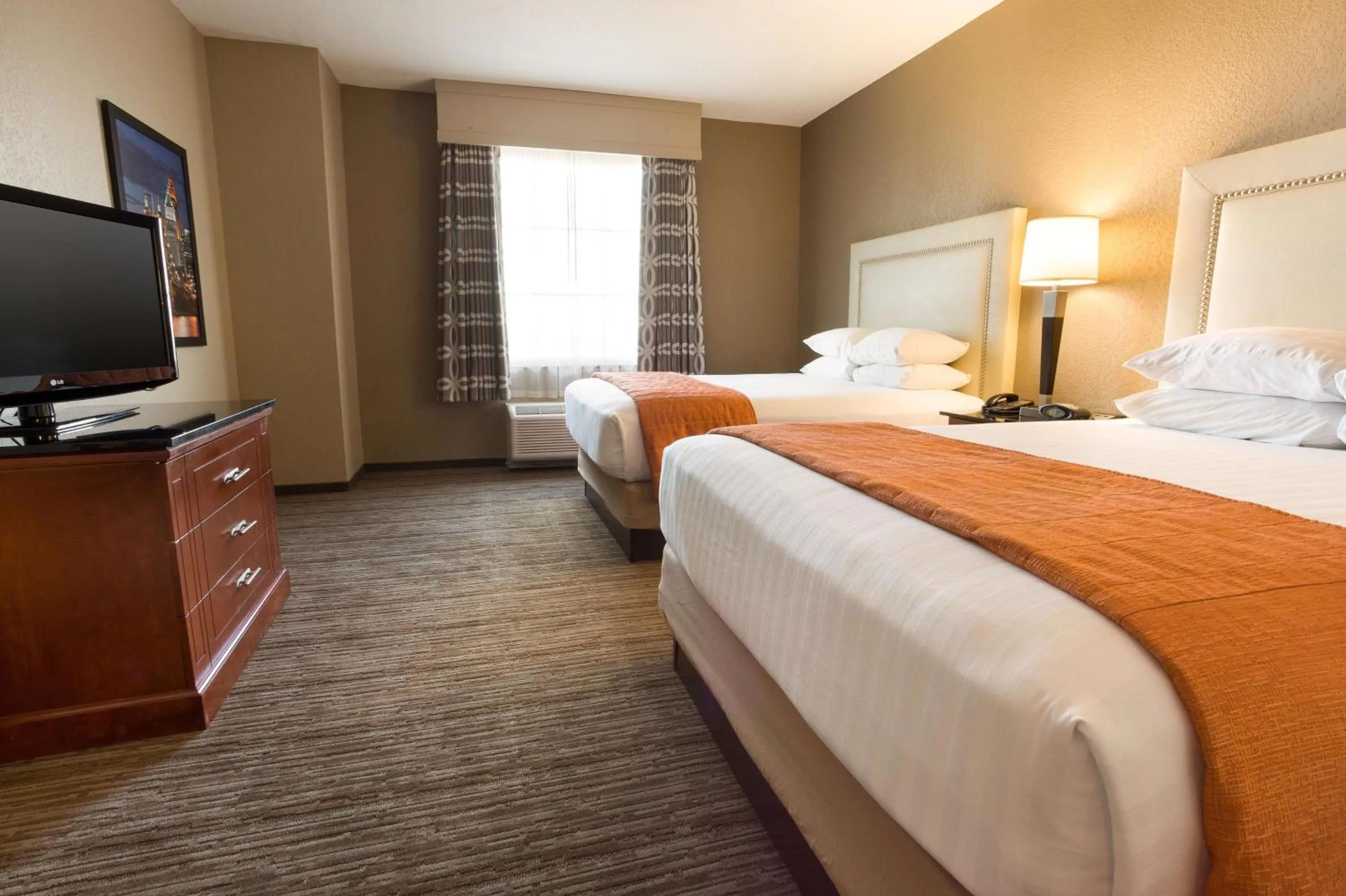 Photo of the whole room, Bed in Drury Inn & Suites Cincinnati Sharonville