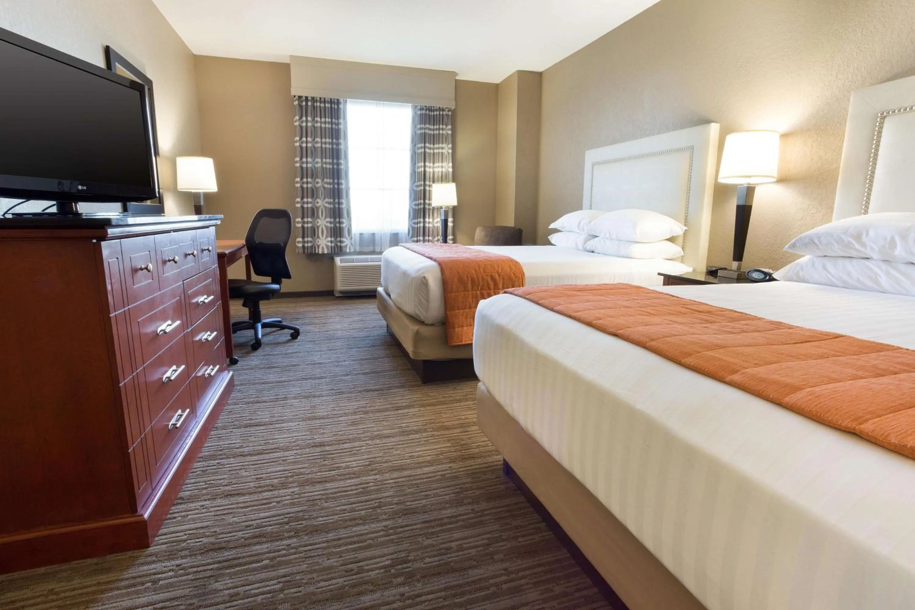 Photo of the whole room, Bed in Drury Inn & Suites Cincinnati Sharonville