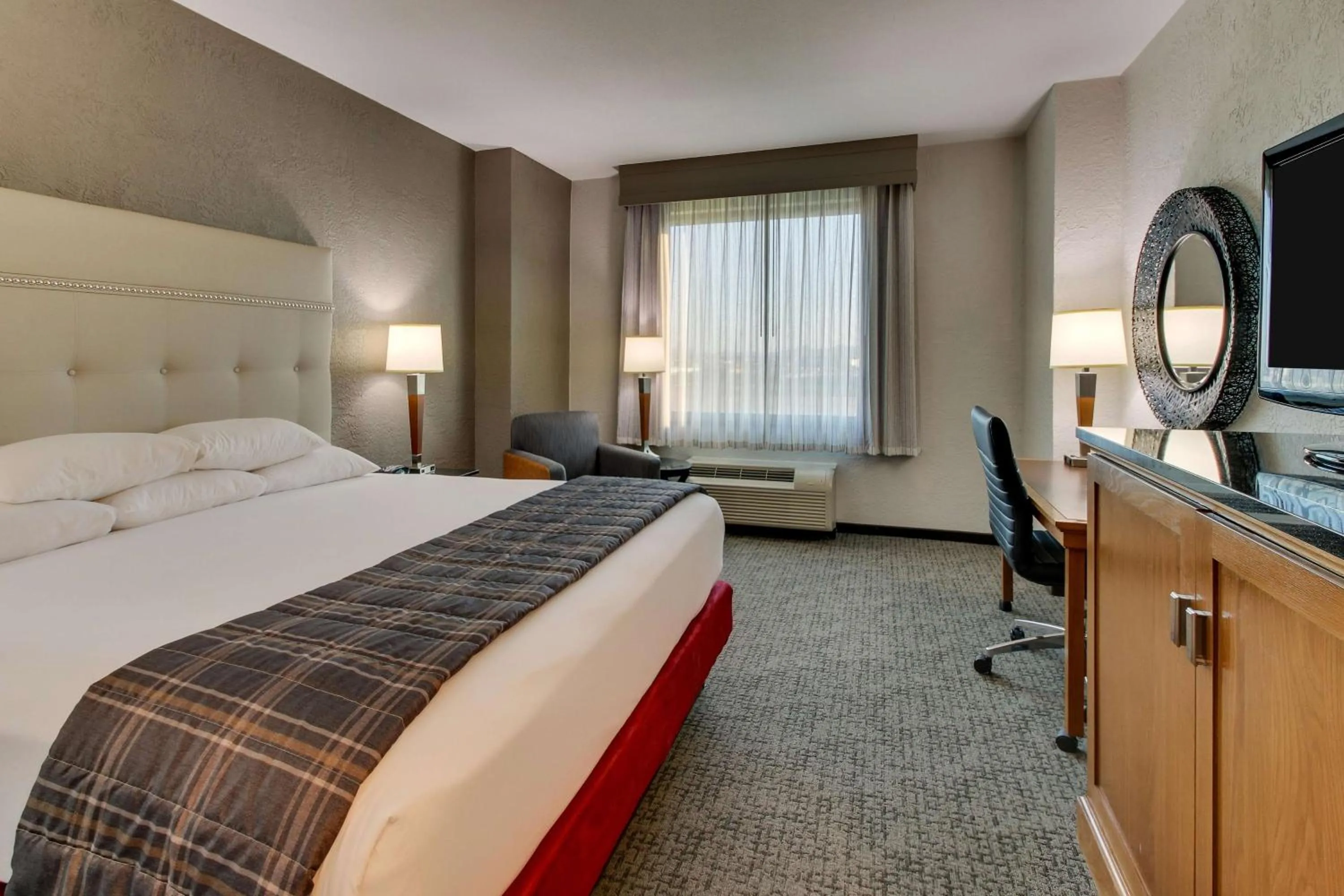 Photo of the whole room, Bed in Drury Inn & Suites Phoenix Happy Valley