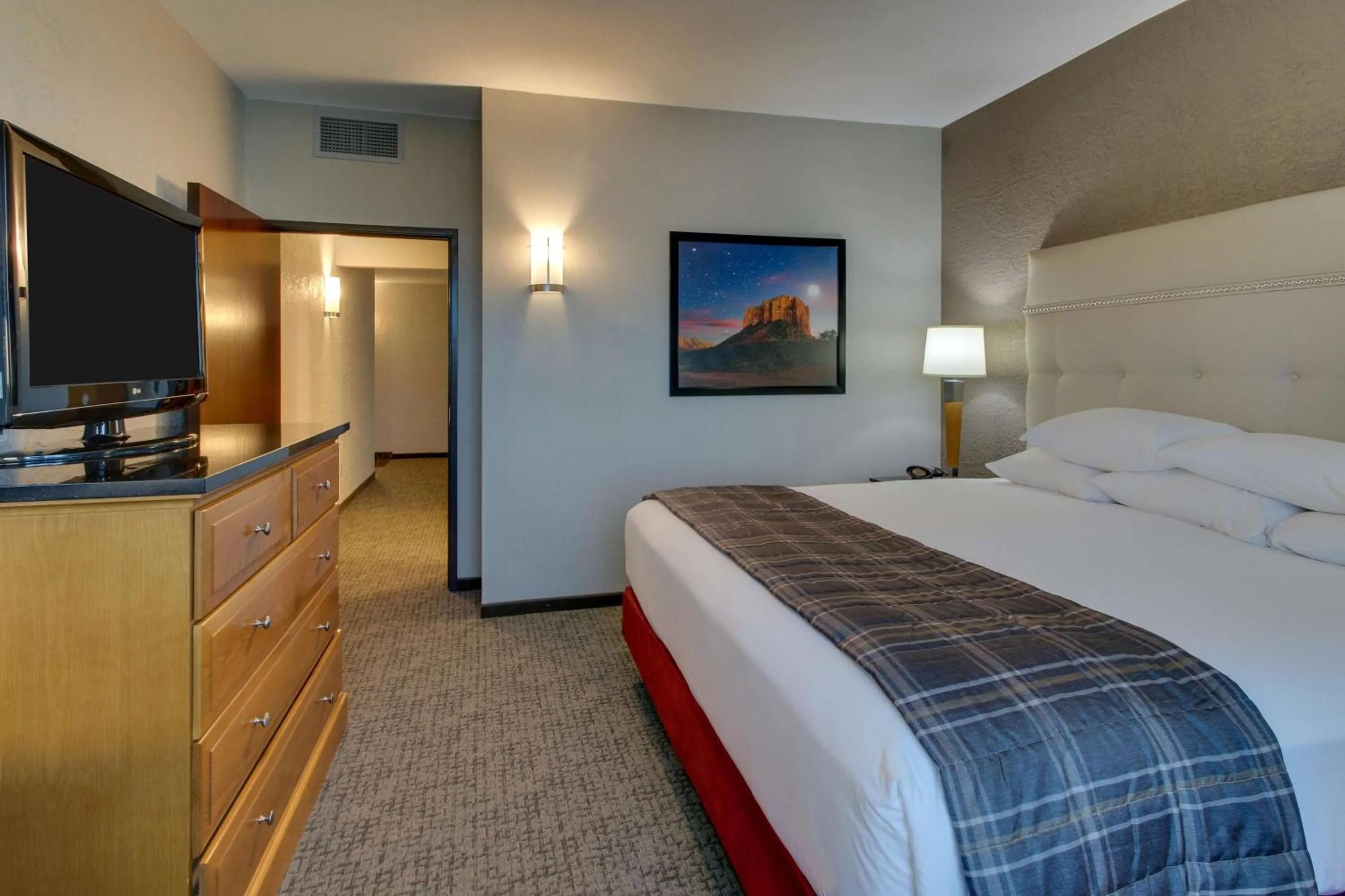 Photo of the whole room, Bed in Drury Inn & Suites Phoenix Happy Valley