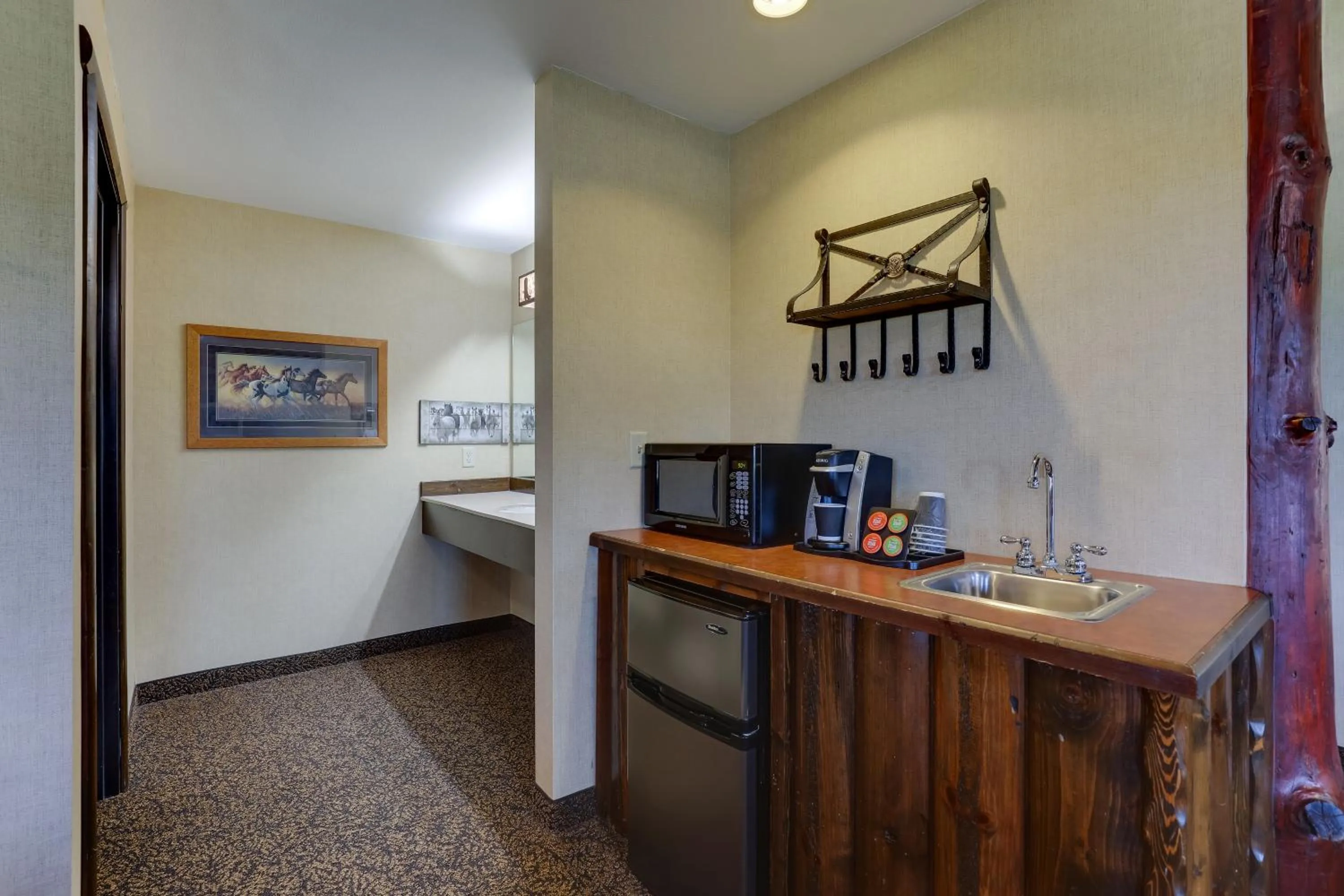 minibar, Bed in Stoney Creek Hotel Columbia