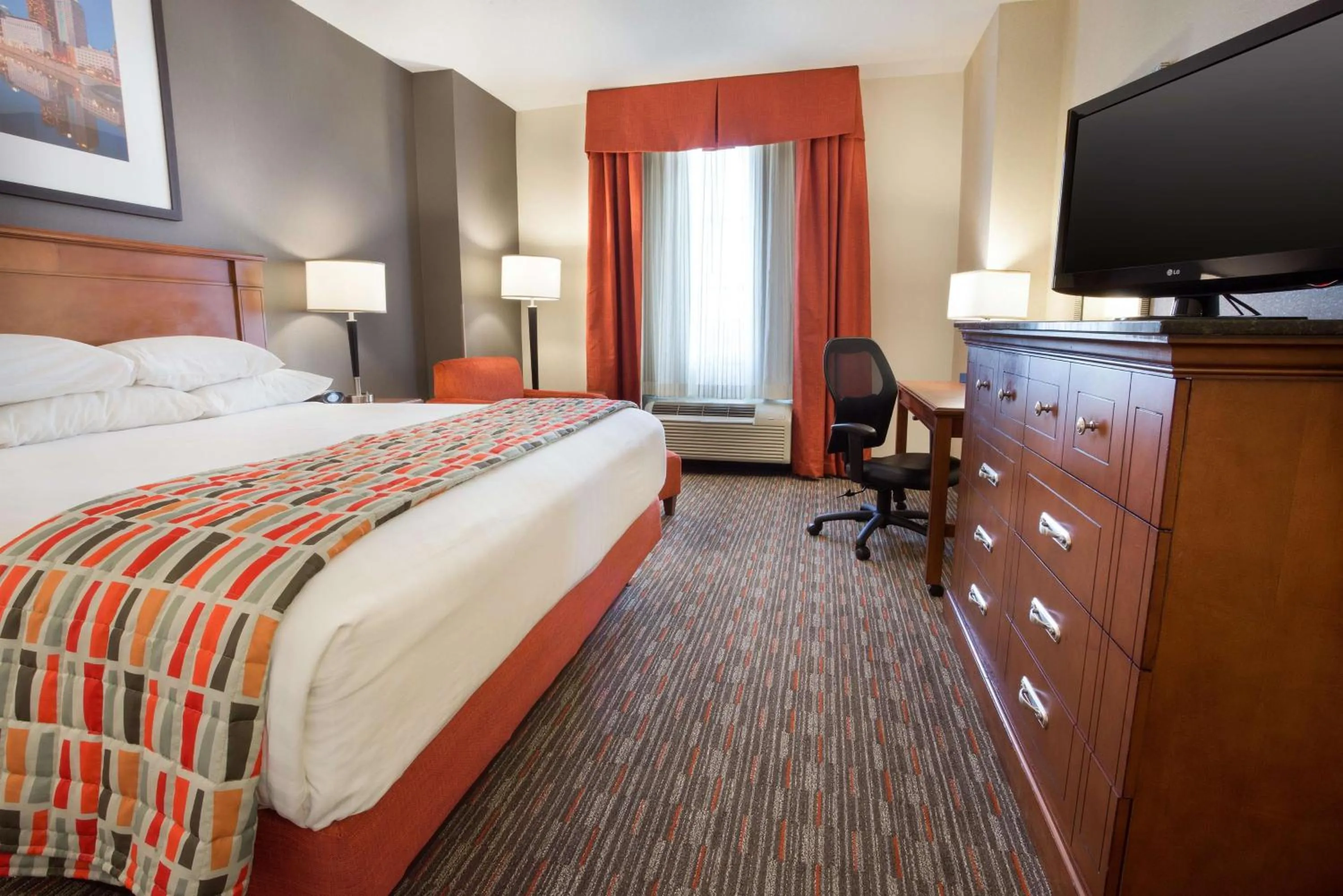 Photo of the whole room, Bed in Drury Inn & Suites Columbus Grove City
