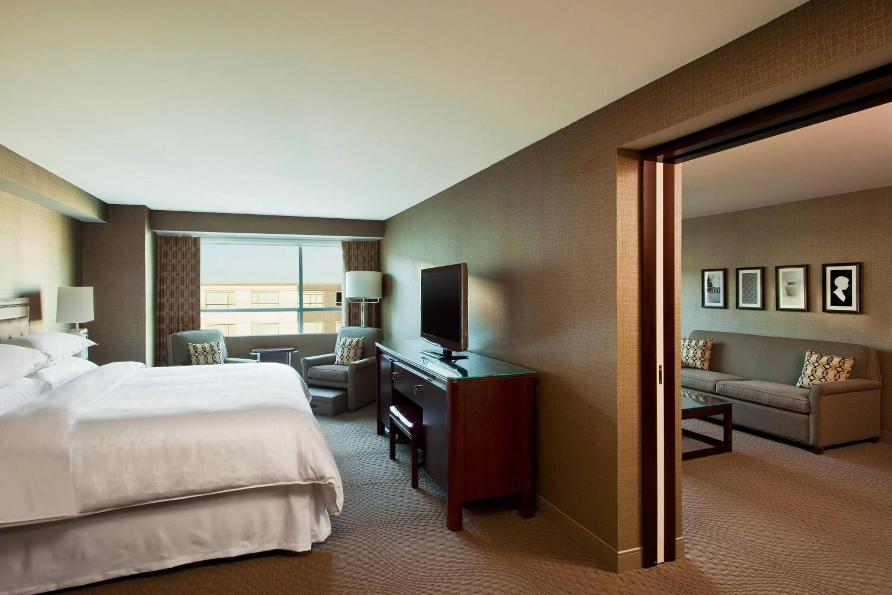 Bedroom, Bed in Sheraton Valley Forge King of Prussia