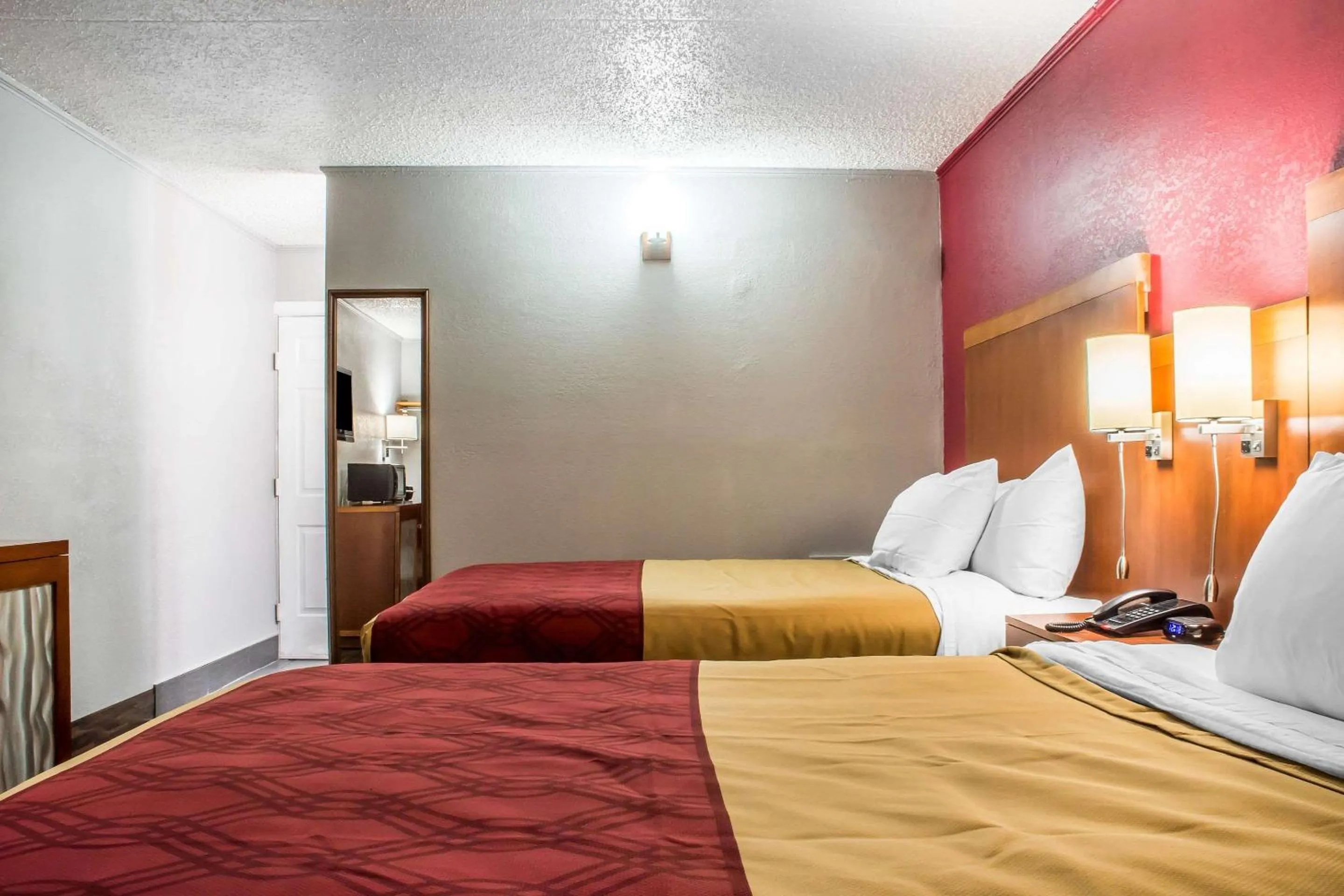 Photo of the whole room, Bed in Econo Lodge