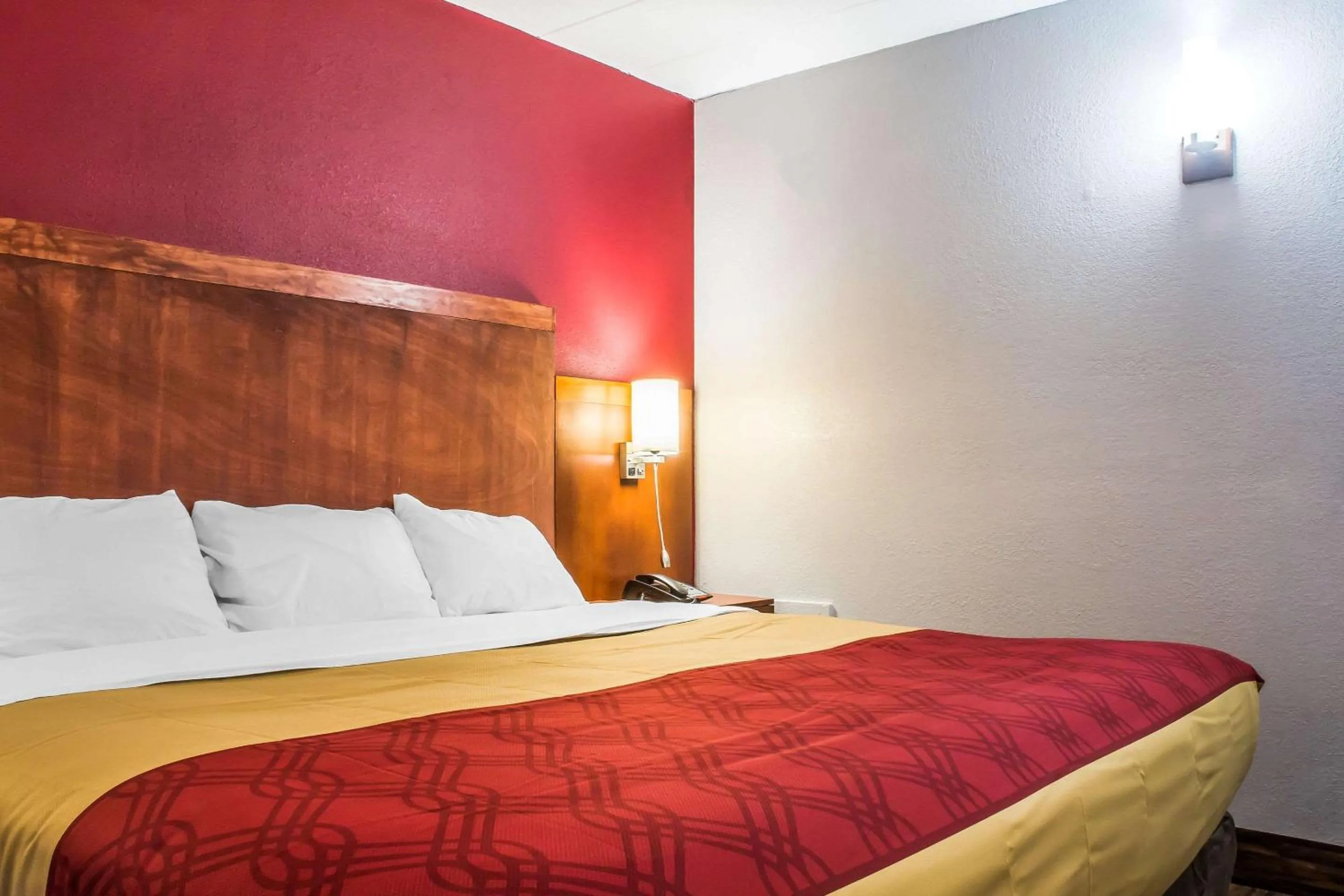 Photo of the whole room, Bed in Econo Lodge