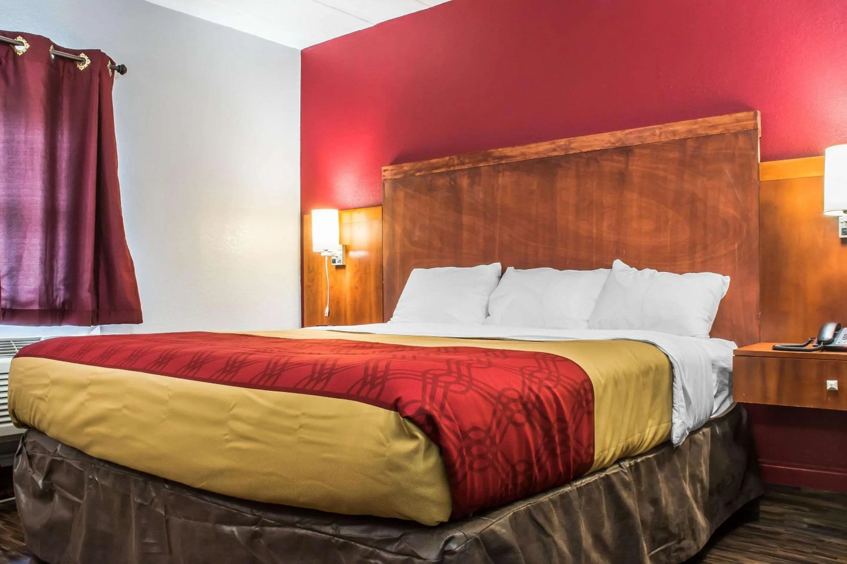 Photo of the whole room, Bed in Econo Lodge