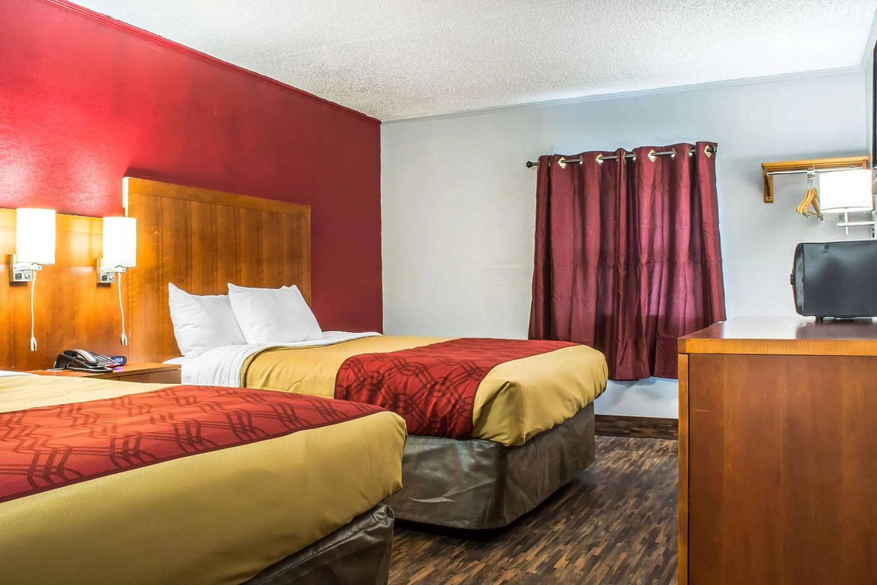Photo of the whole room, Bed in Econo Lodge