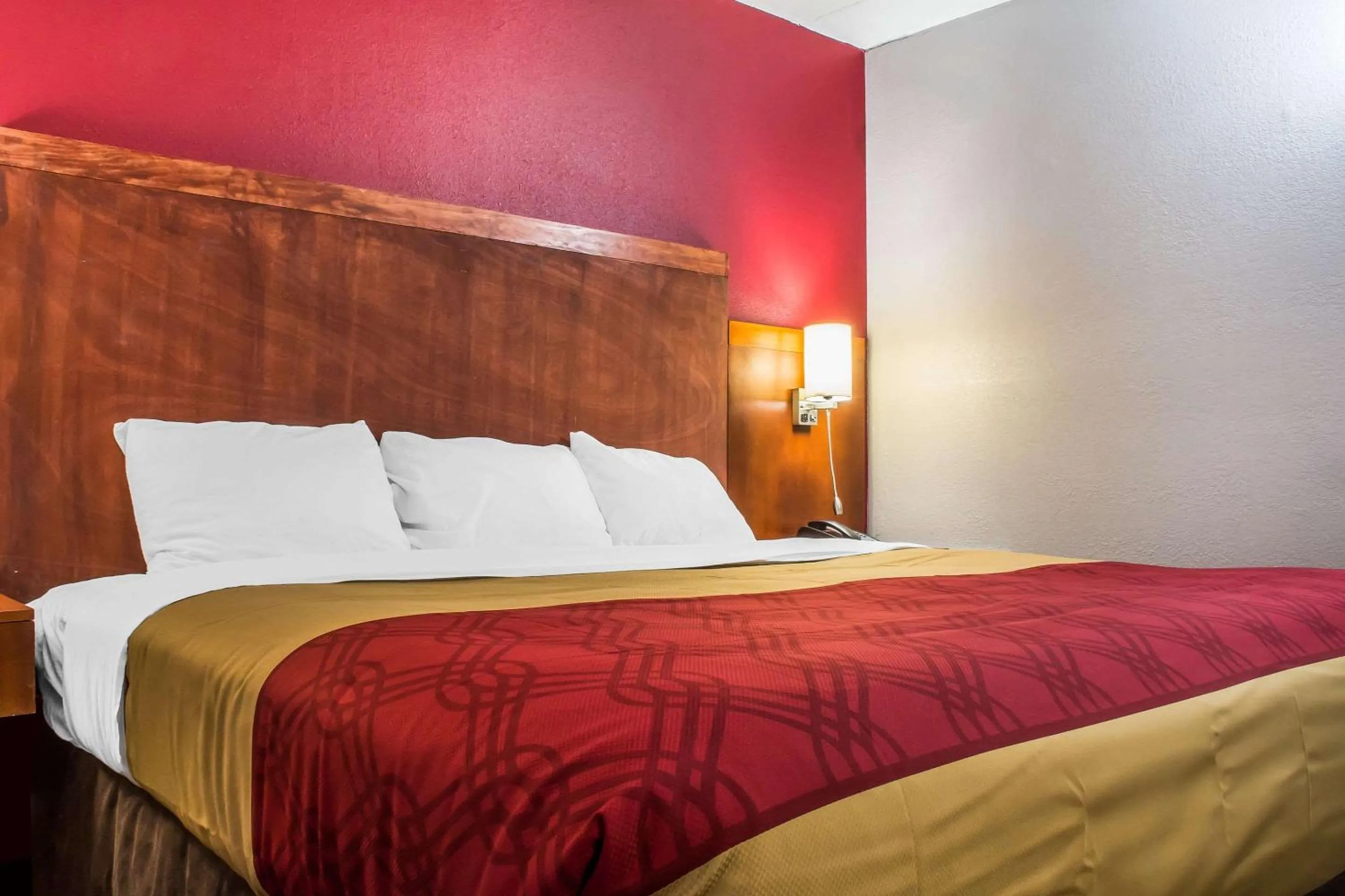 Photo of the whole room, Bed in Econo Lodge