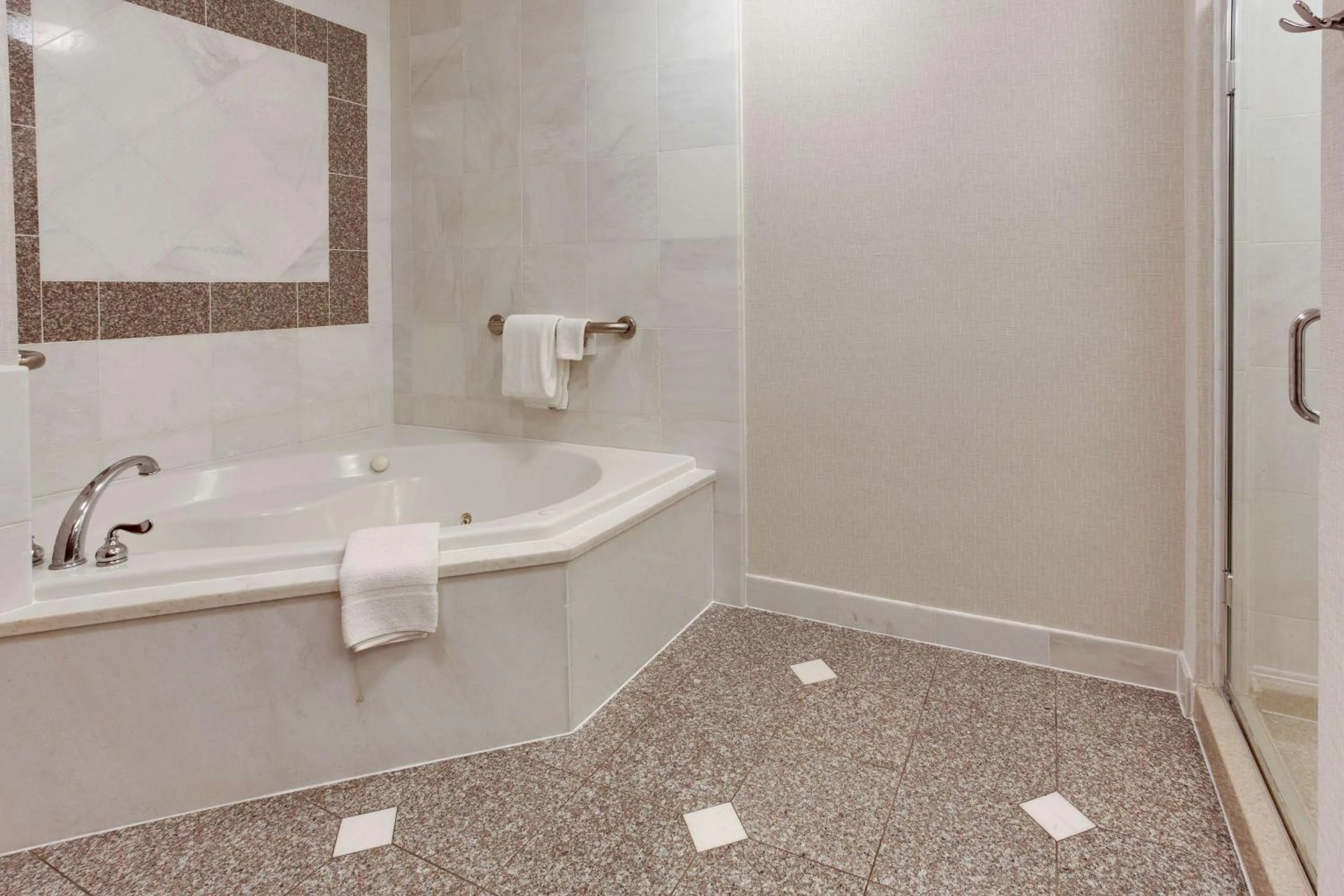 Bathroom in Drury Inn & Suites West Des Moines