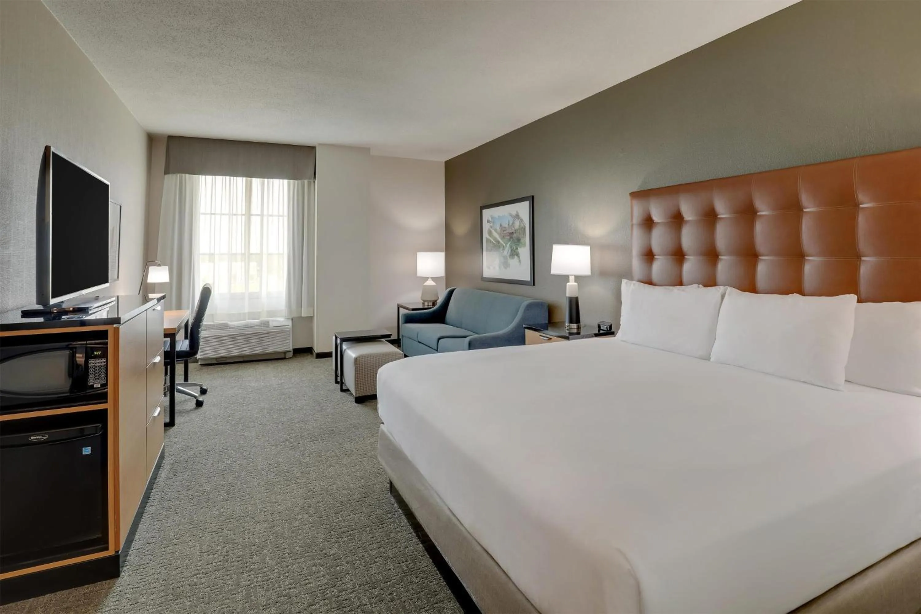 Bedroom, Bed in Drury Inn & Suites Dayton North