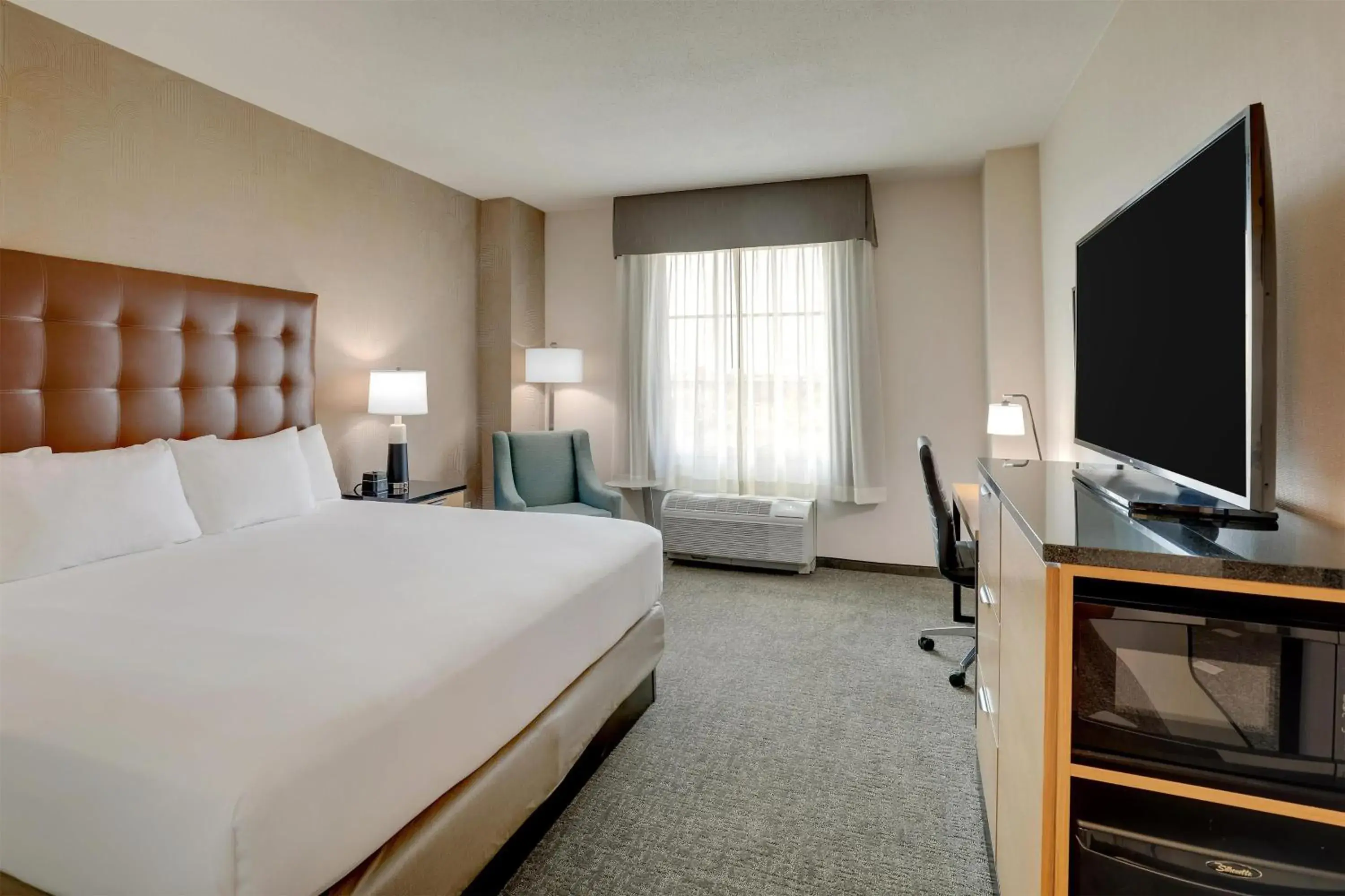 Deluxe King Room - Accessible, Tub in Drury Inn & Suites Dayton North Deluxe King Room - Accessible, Tub in Drury Inn & Suites Dayton North