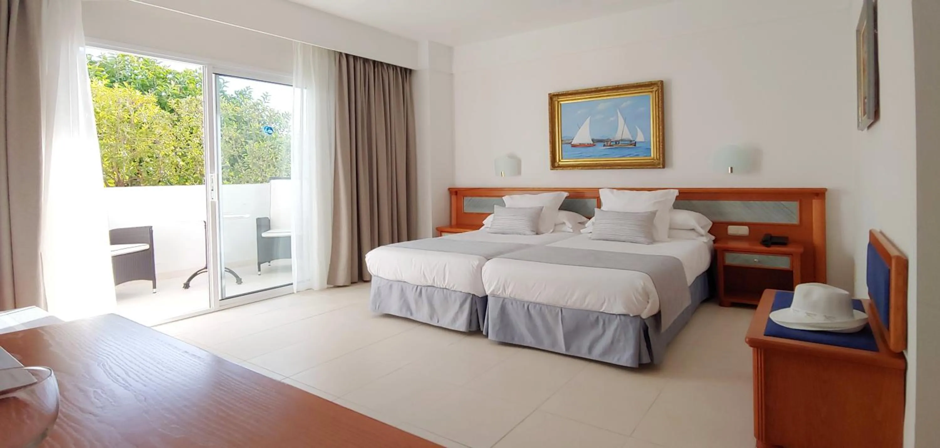 Photo of the whole room, Bed in Hotel Rocamarina - Adults Only