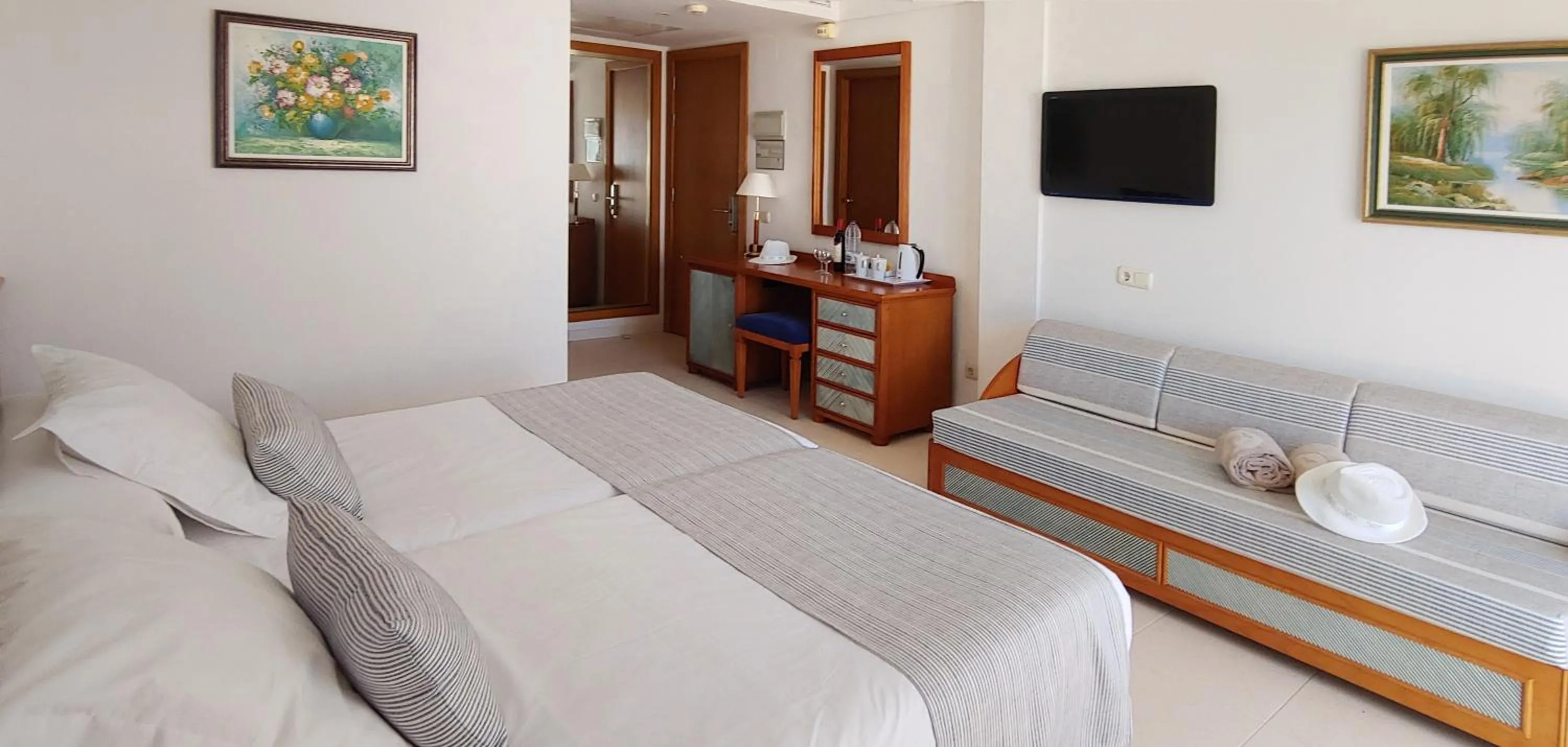 Photo of the whole room, Bed in Hotel Rocamarina - Adults Only