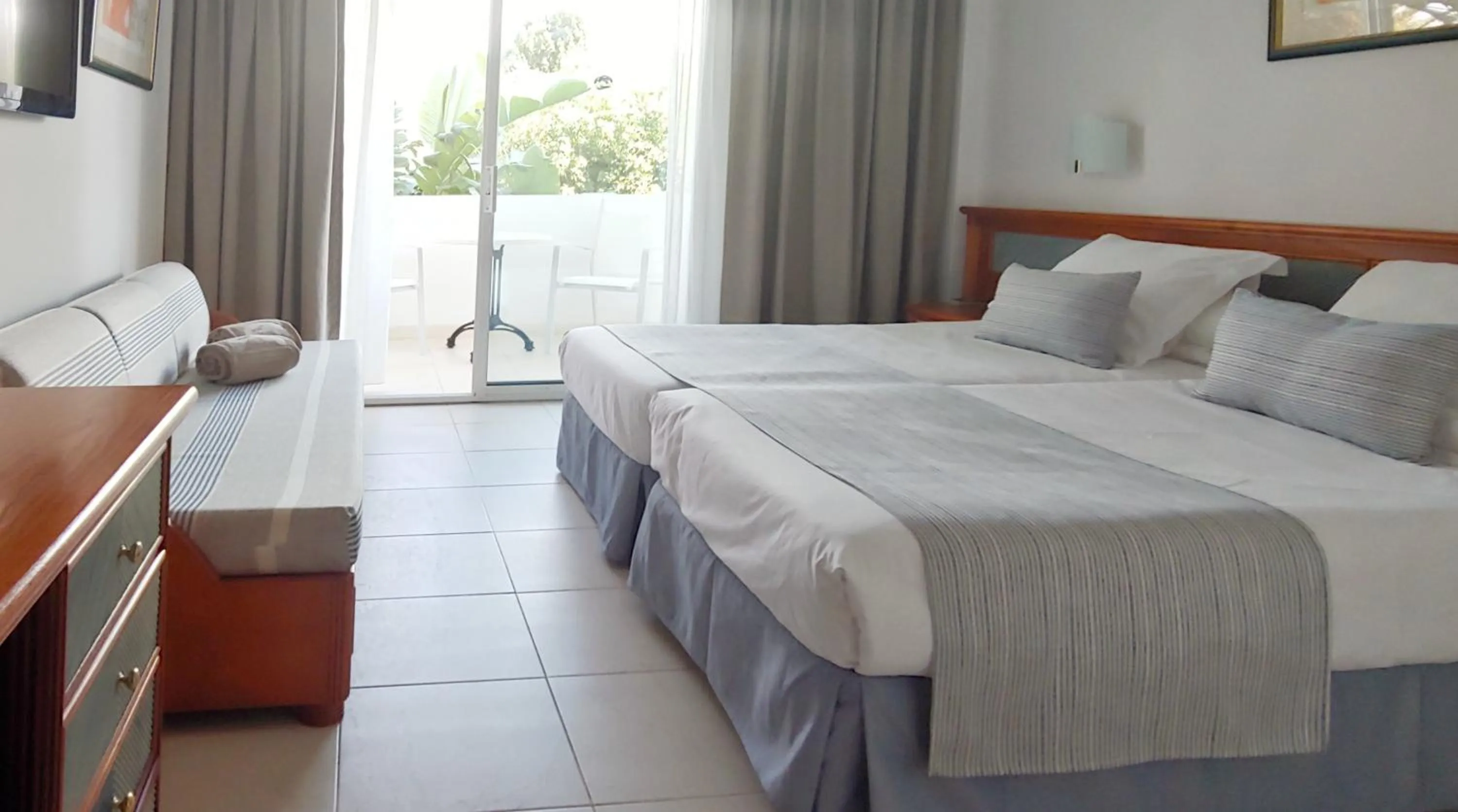 Photo of the whole room, Bed in Hotel Rocamarina - Adults Only