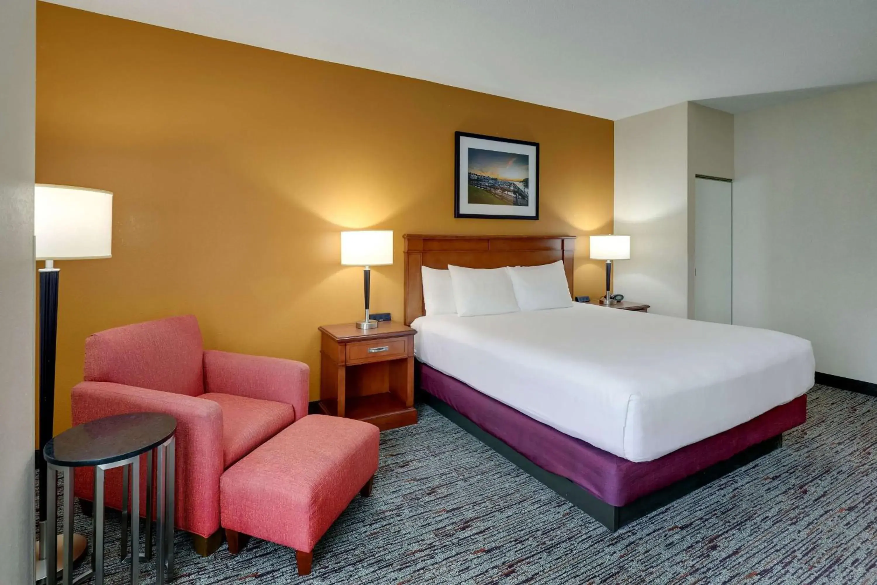 Superior King Room with Spa Bath in Drury Inn & Suites Charlotte Northlake Superior King Room with Spa Bath in Drury Inn & Suites Charlotte Northlake