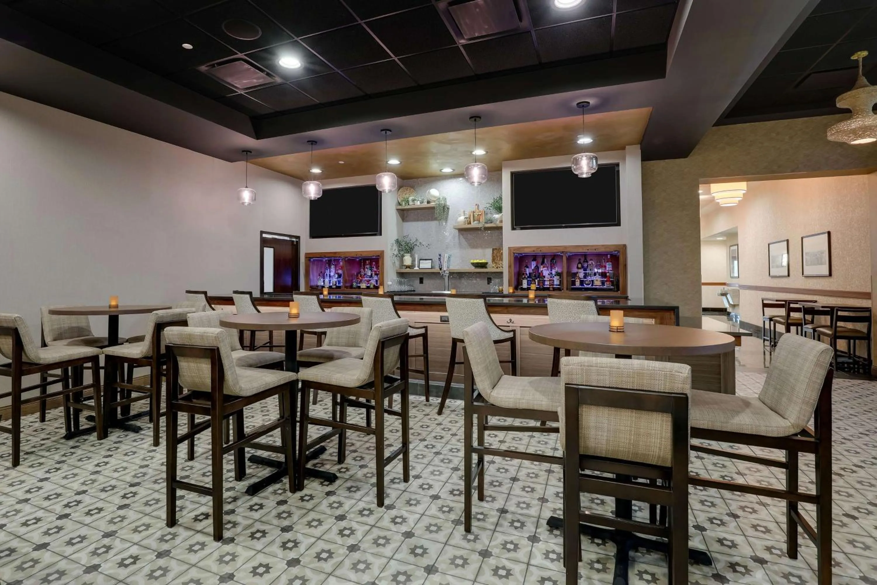 Lounge or bar in Drury Inn & Suites Charlotte Northlake