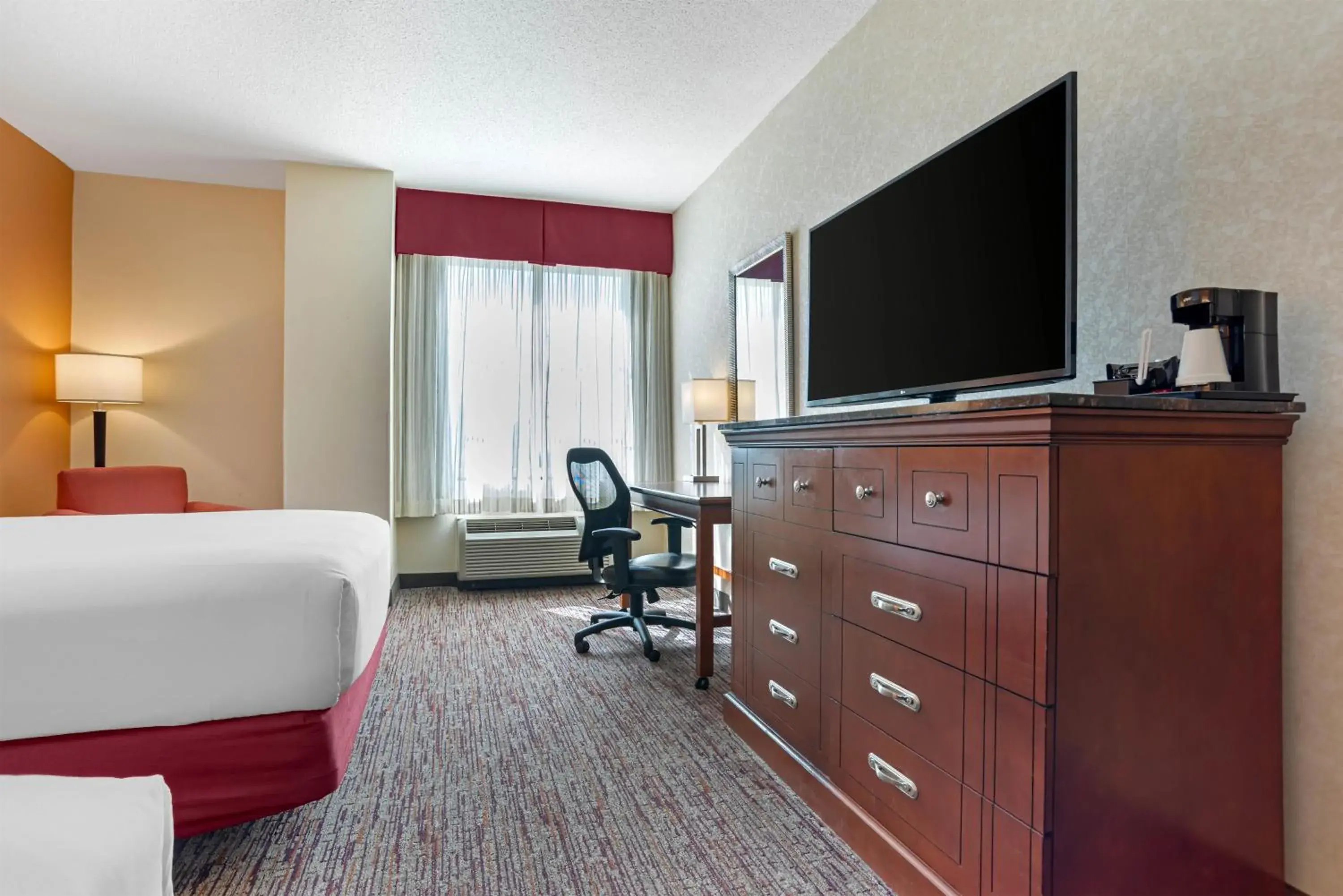 Bedroom, Bed in Drury Inn & Suites Baton Rouge Bedroom, Bed in Drury Inn & Suites Baton Rouge