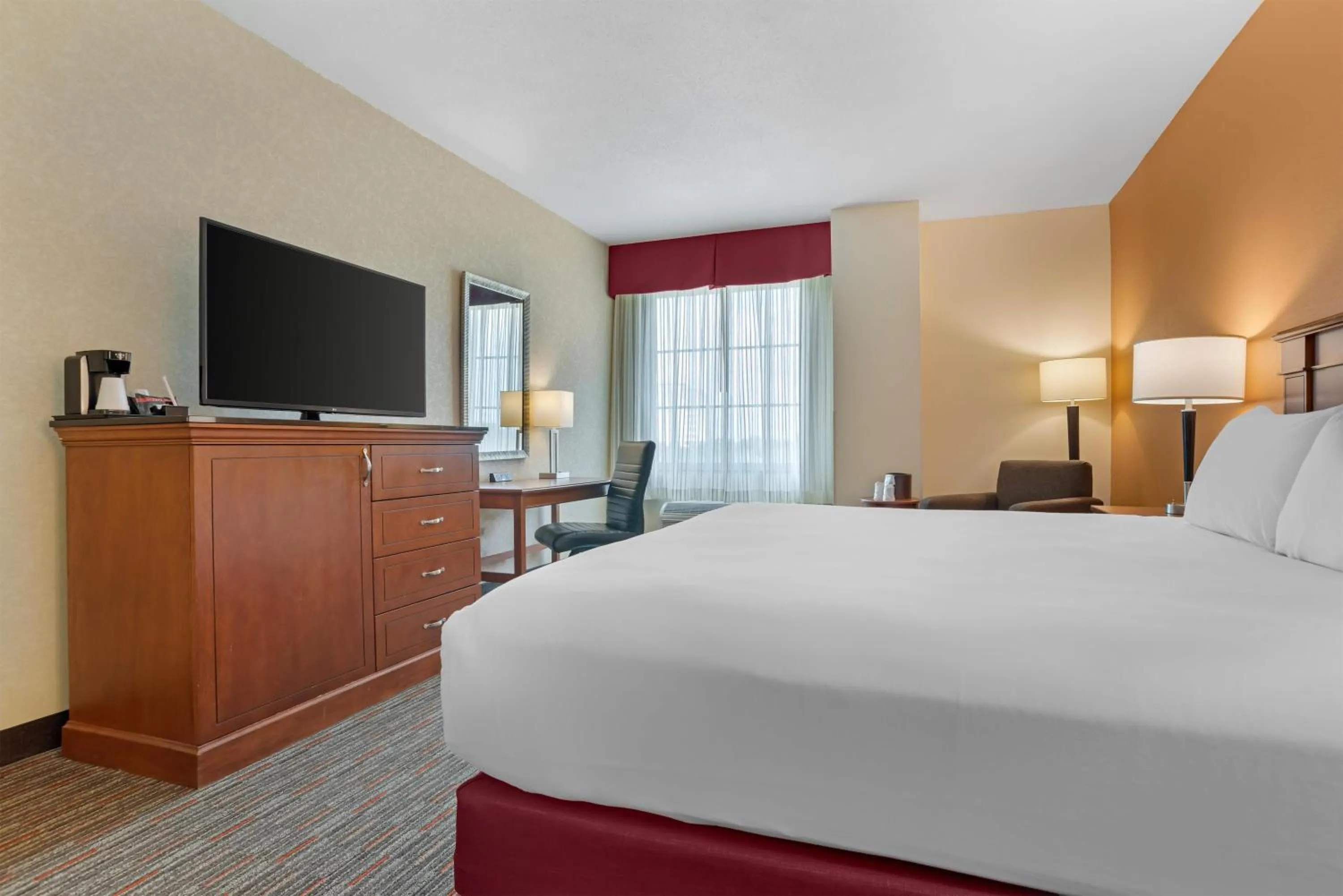 Bedroom, Bed in Drury Inn & Suites Baton Rouge