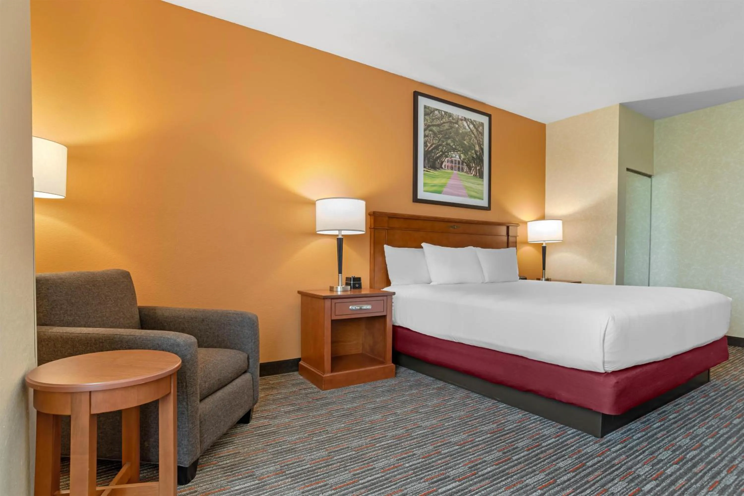 Bedroom, Bed in Drury Inn & Suites Baton Rouge