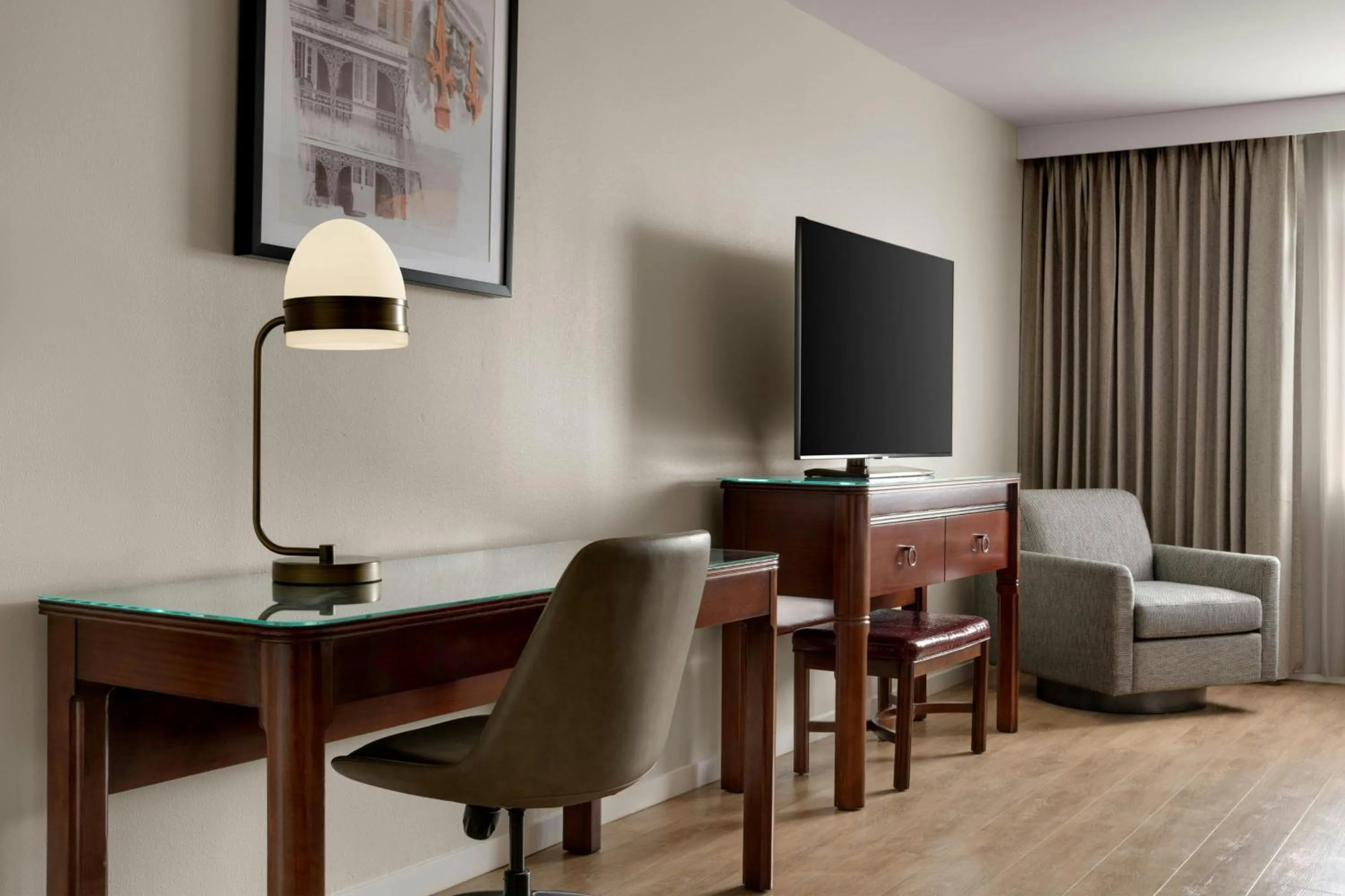 Photo of the whole room in Sheraton Hotel Metairie New Orleans