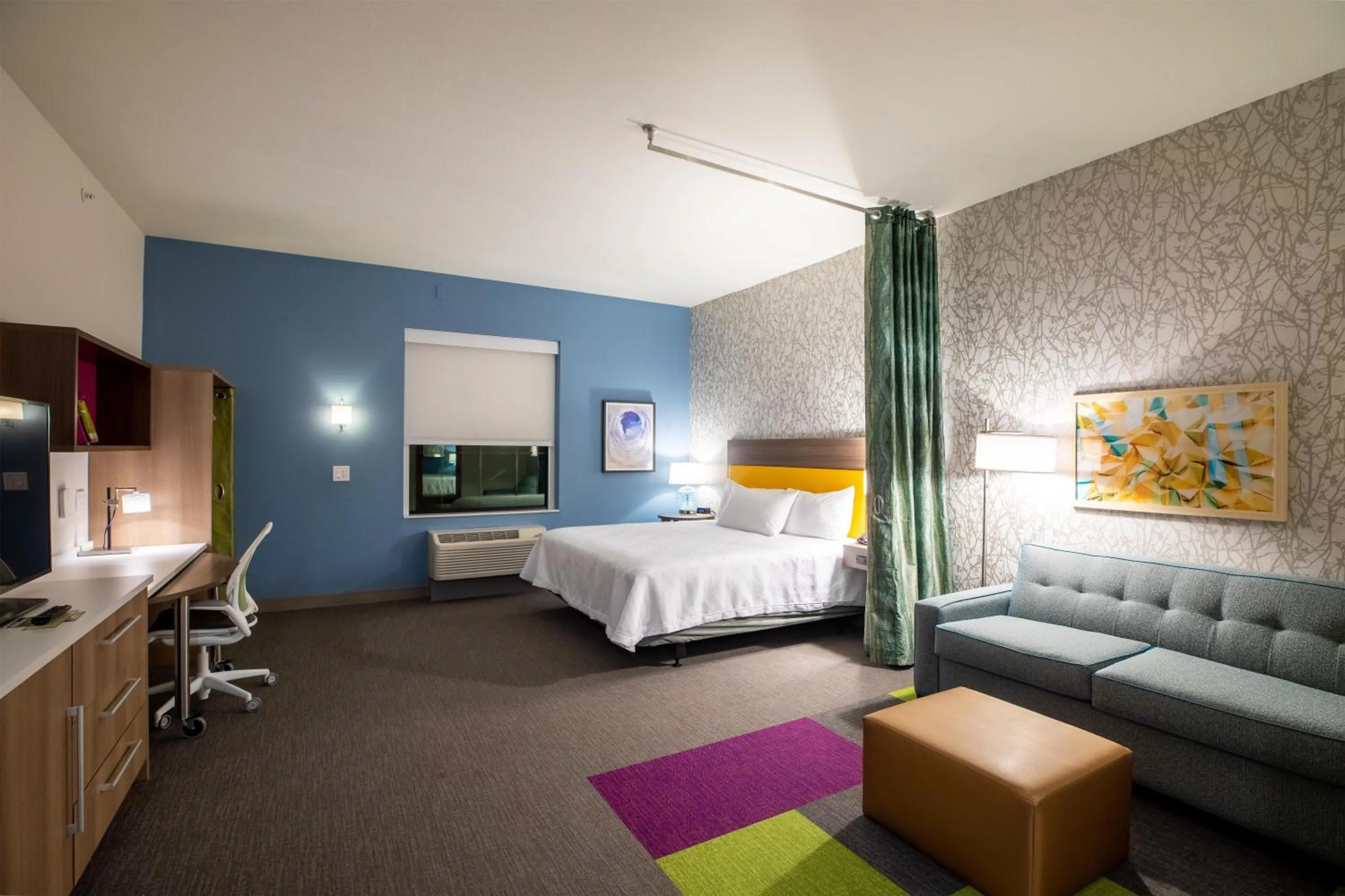 Living room, Bed in Home2 Suites By Hilton Jekyll Island