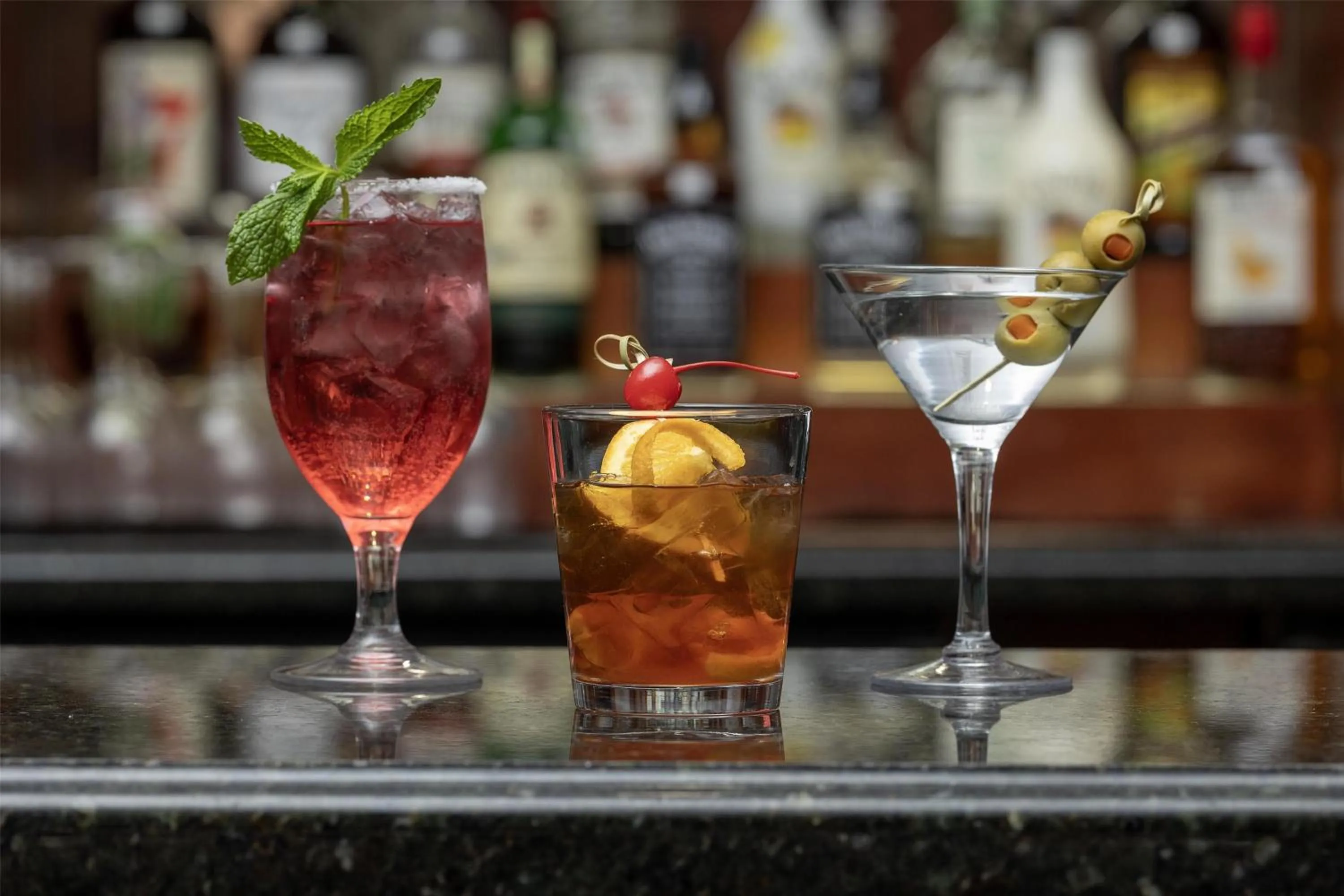 Lounge or bar in Virginia Crossings Hotel, Tapestry Collection by Hilton