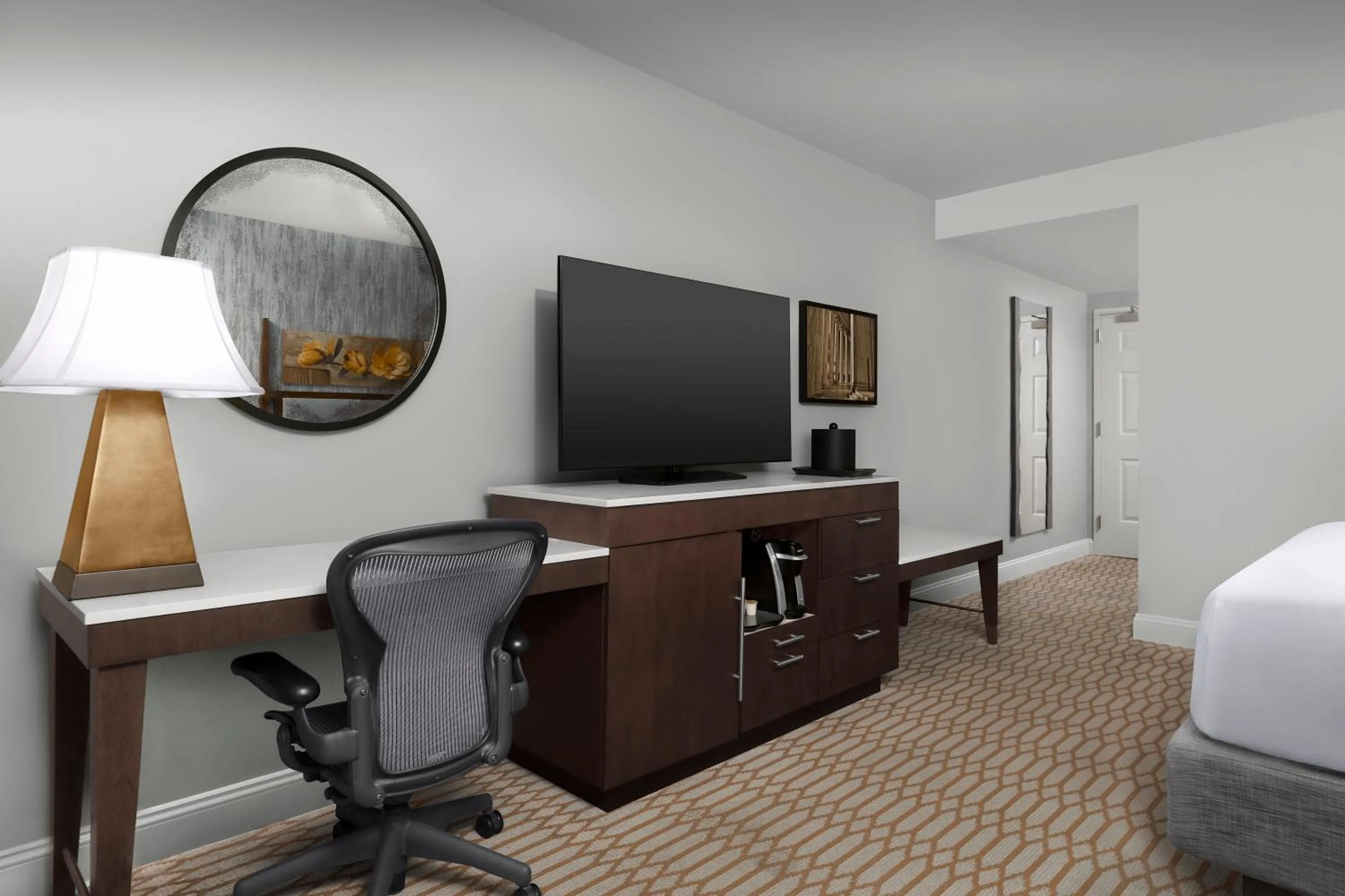 TV and multimedia, Bed in Virginia Crossings Hotel, Tapestry Collection by Hilton