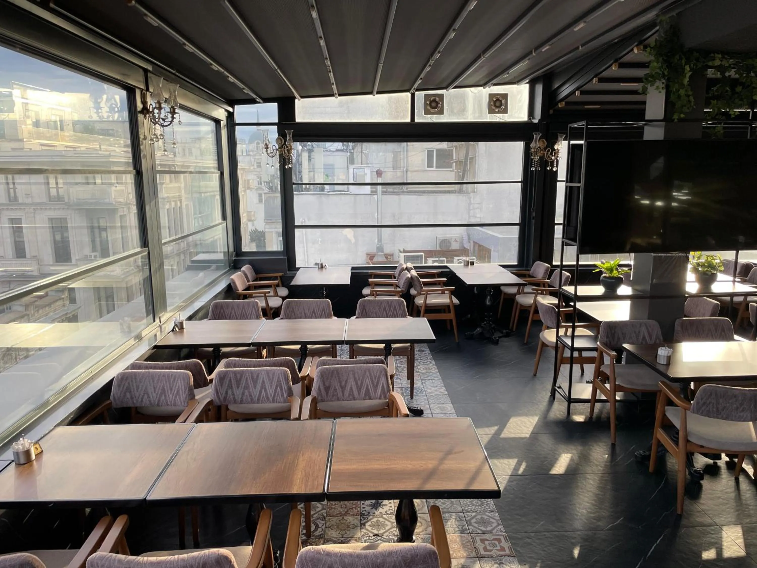 Restaurant/places to eat in Burj Al Istanbul