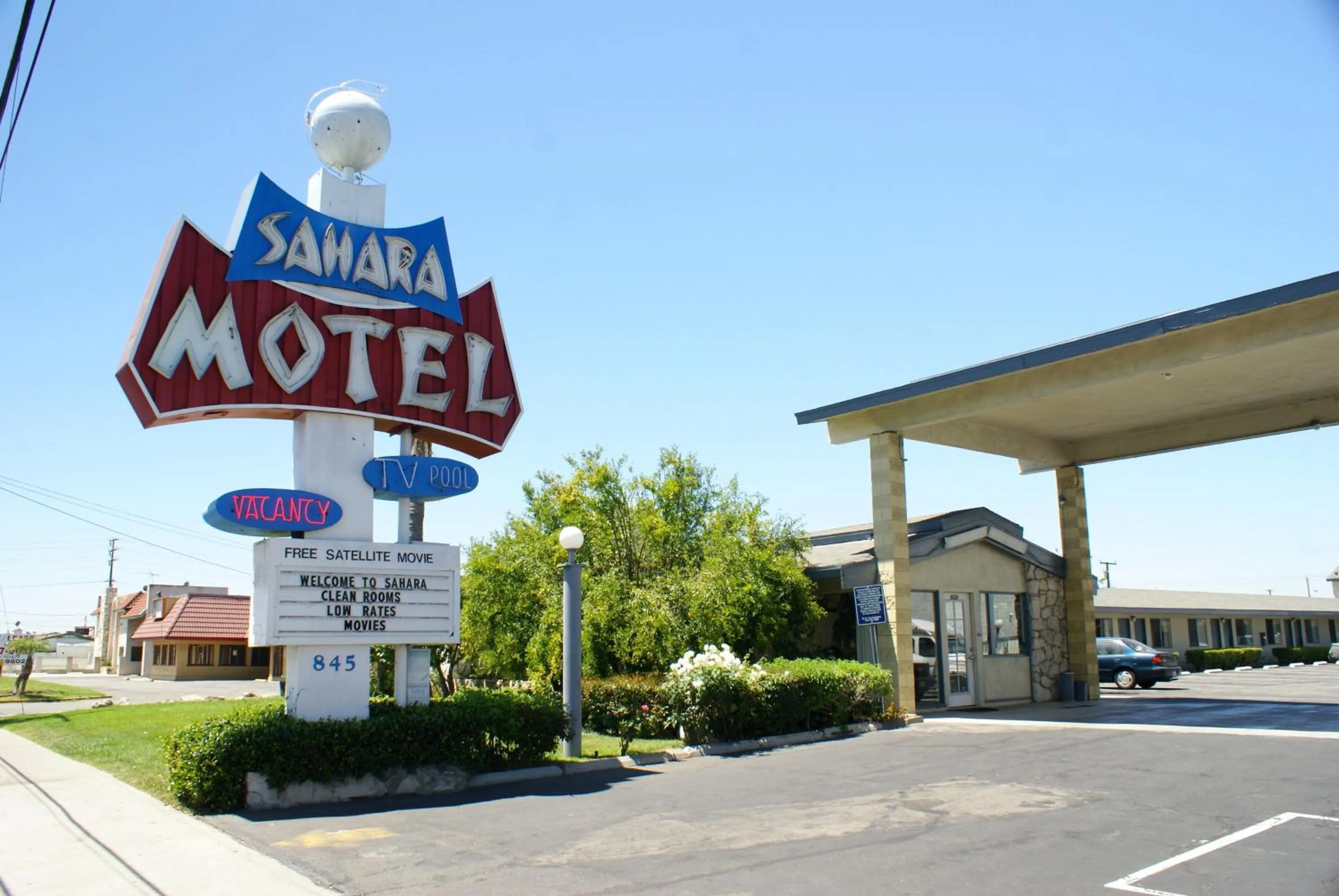 Facade/entrance in Sahara Motel
