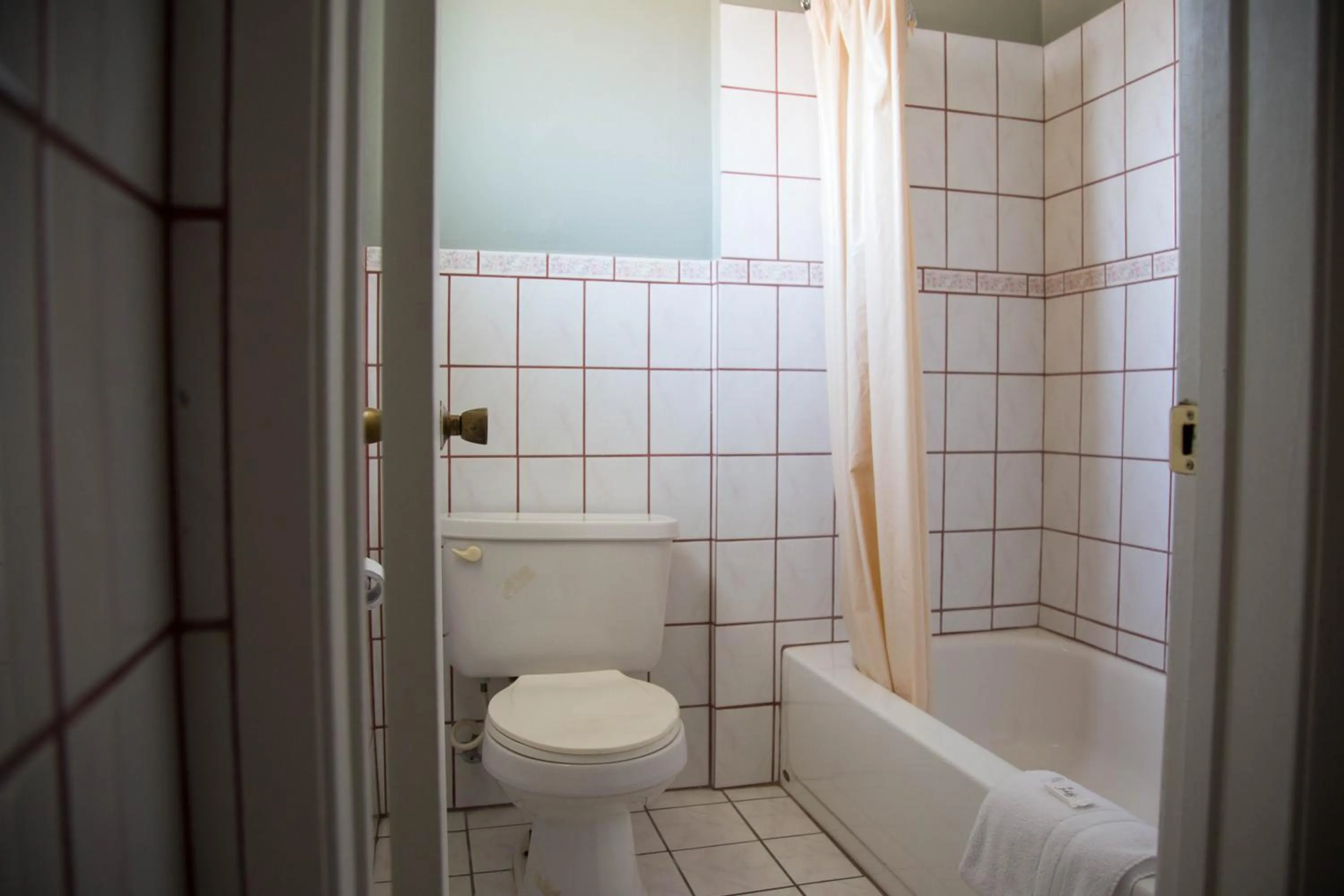 Bathroom in Sahara Motel