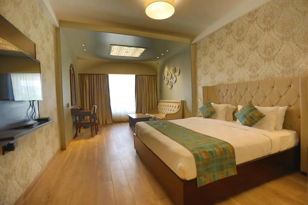 Communal lounge/ TV room, Bed in Enrise By Sayaji Rau Indore