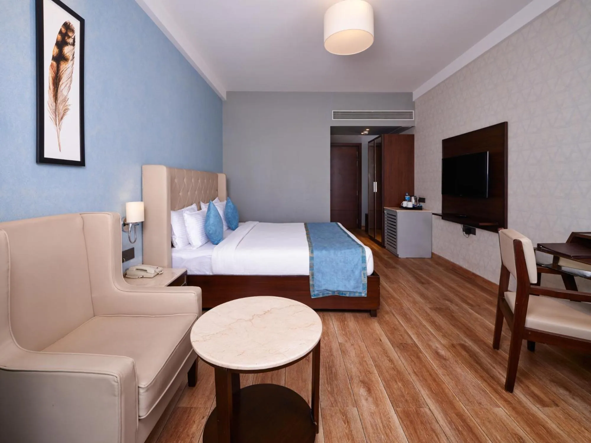 Communal lounge/ TV room, Bed in Enrise By Sayaji Rau Indore