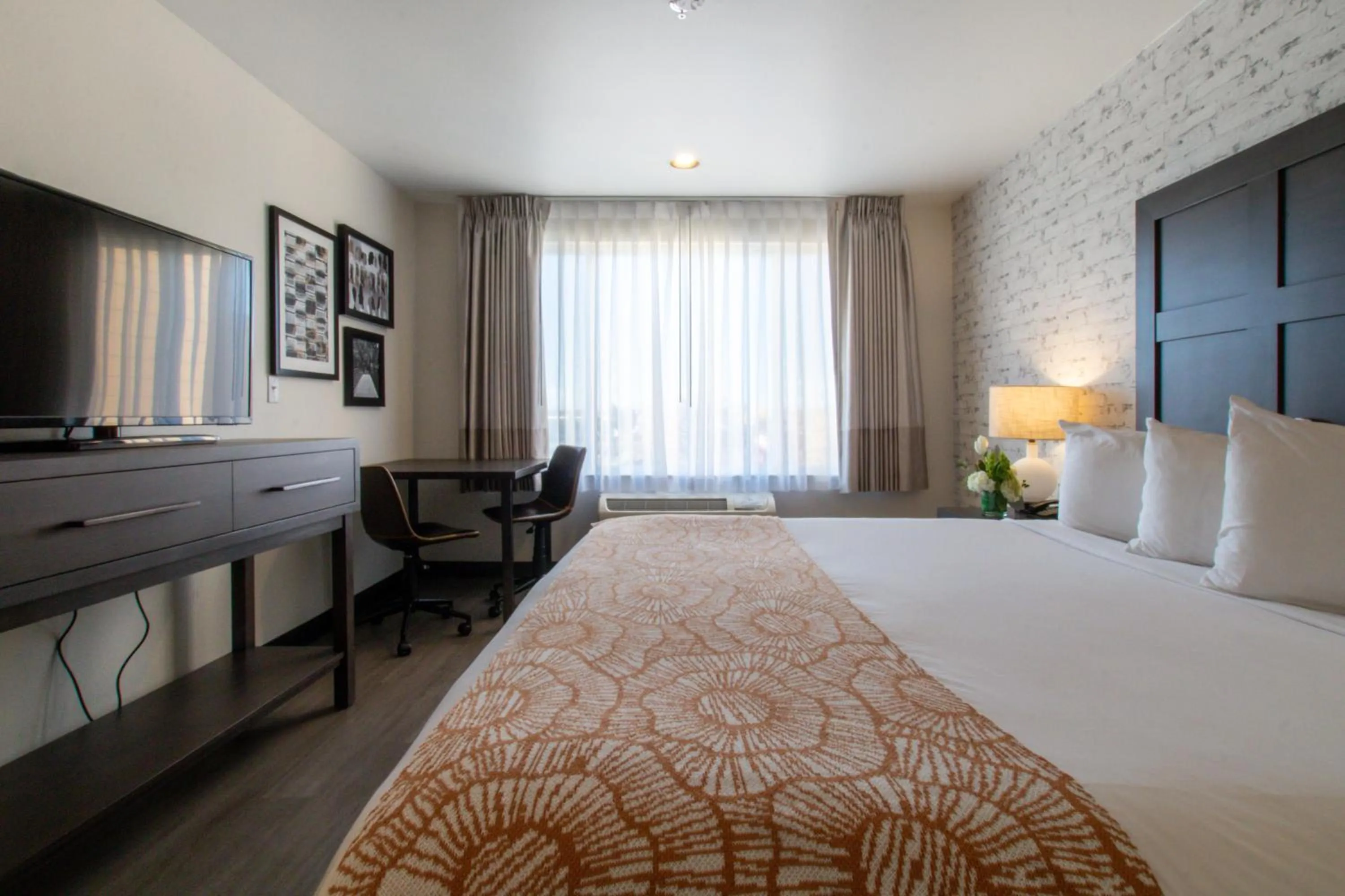 Bed in Oxford Suites Chico