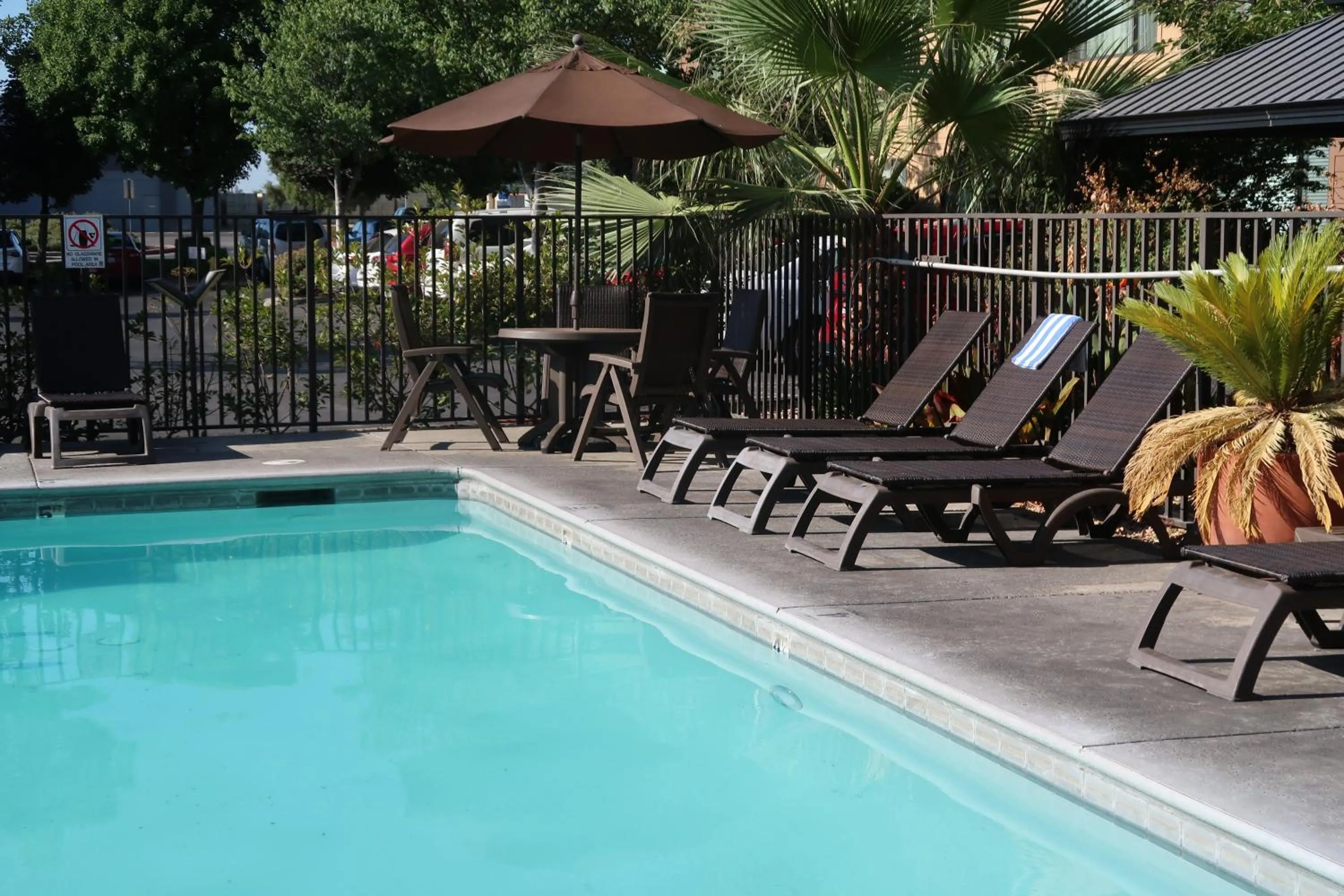 Swimming pool in Oxford Suites Chico