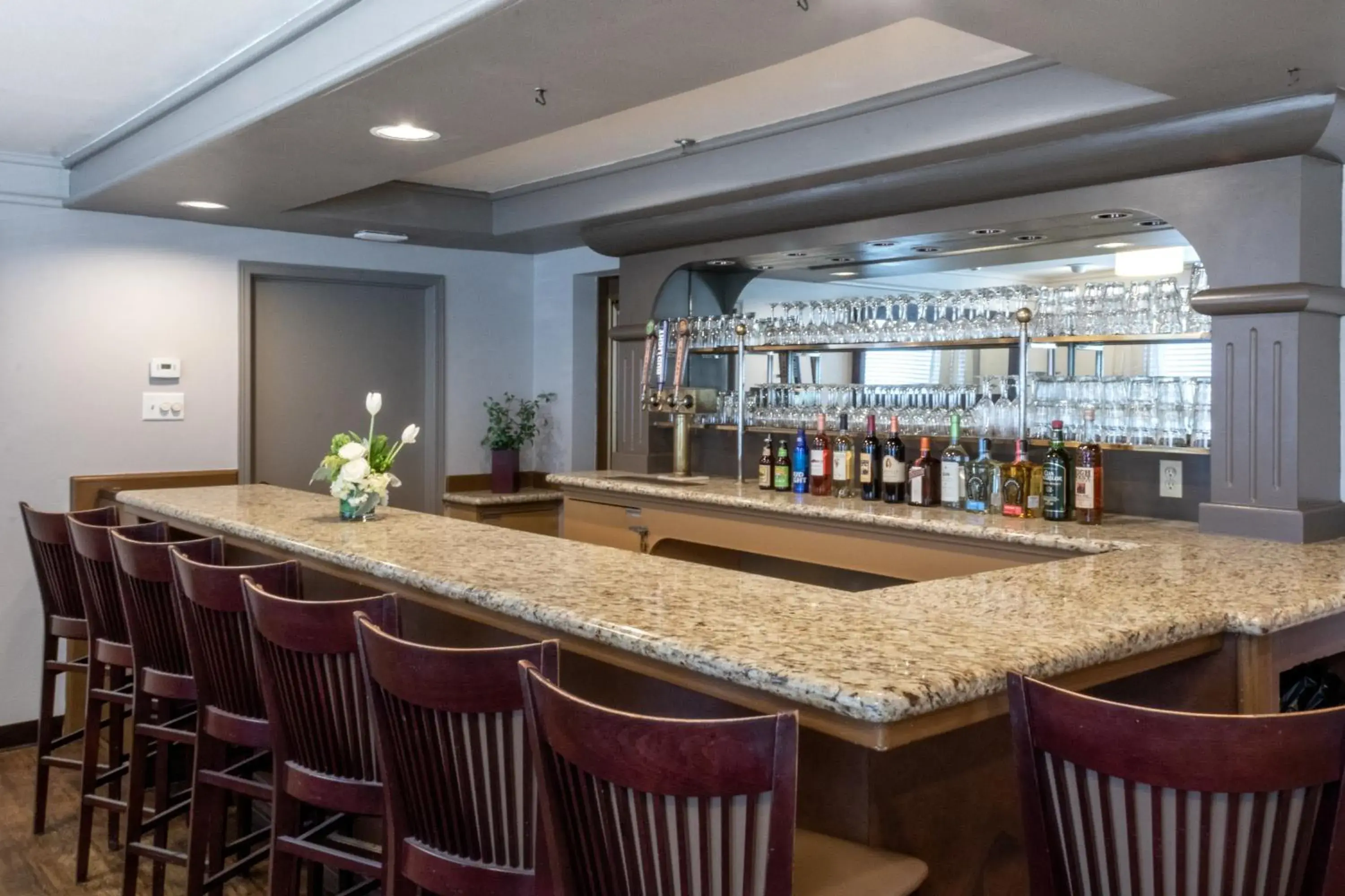 Lounge or bar in Oxford Suites Chico Lounge or bar in Oxford Suites Chico