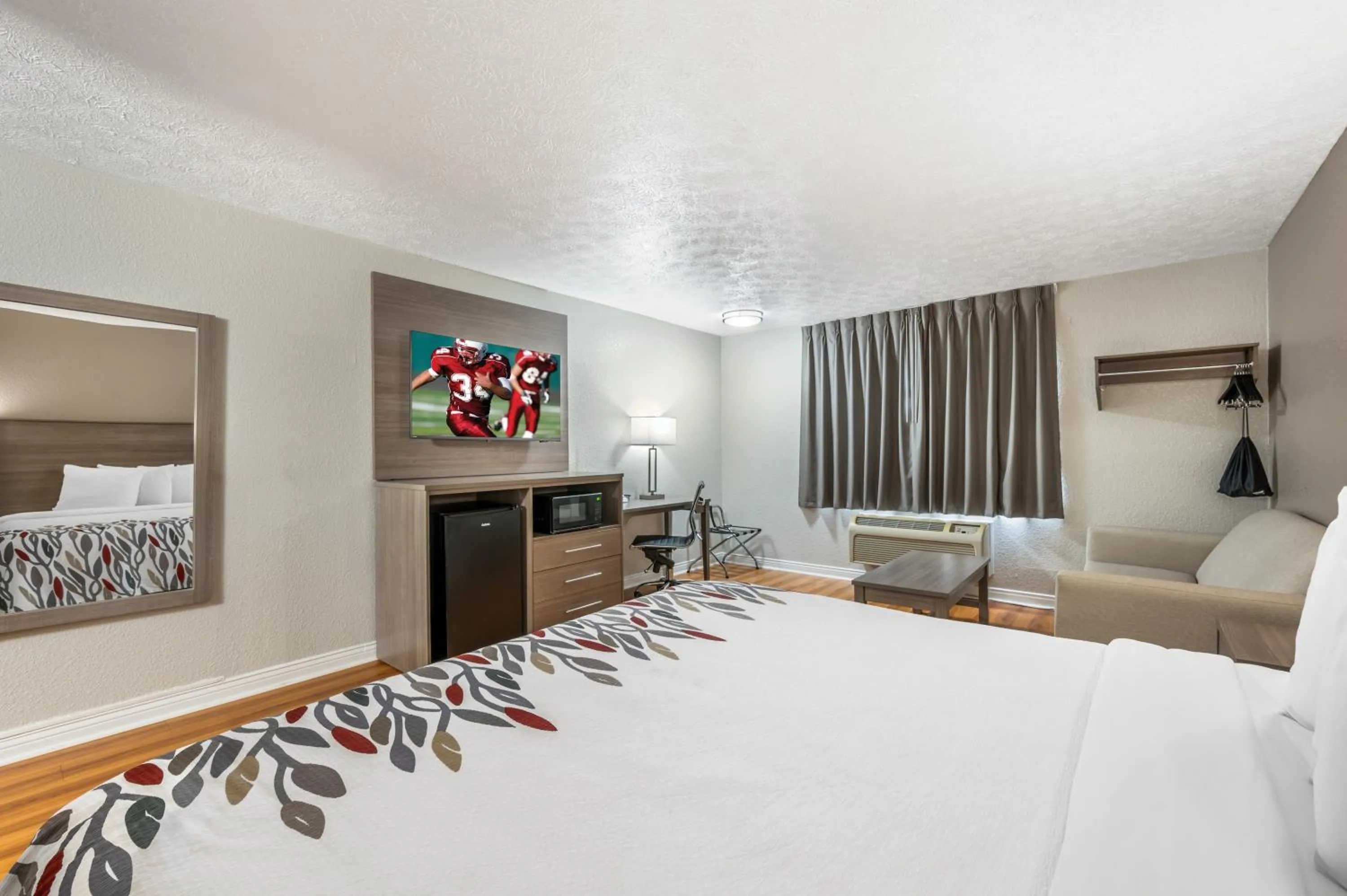 Bedroom, Bed in Red Roof Inn Greencastle South - Cloverdale