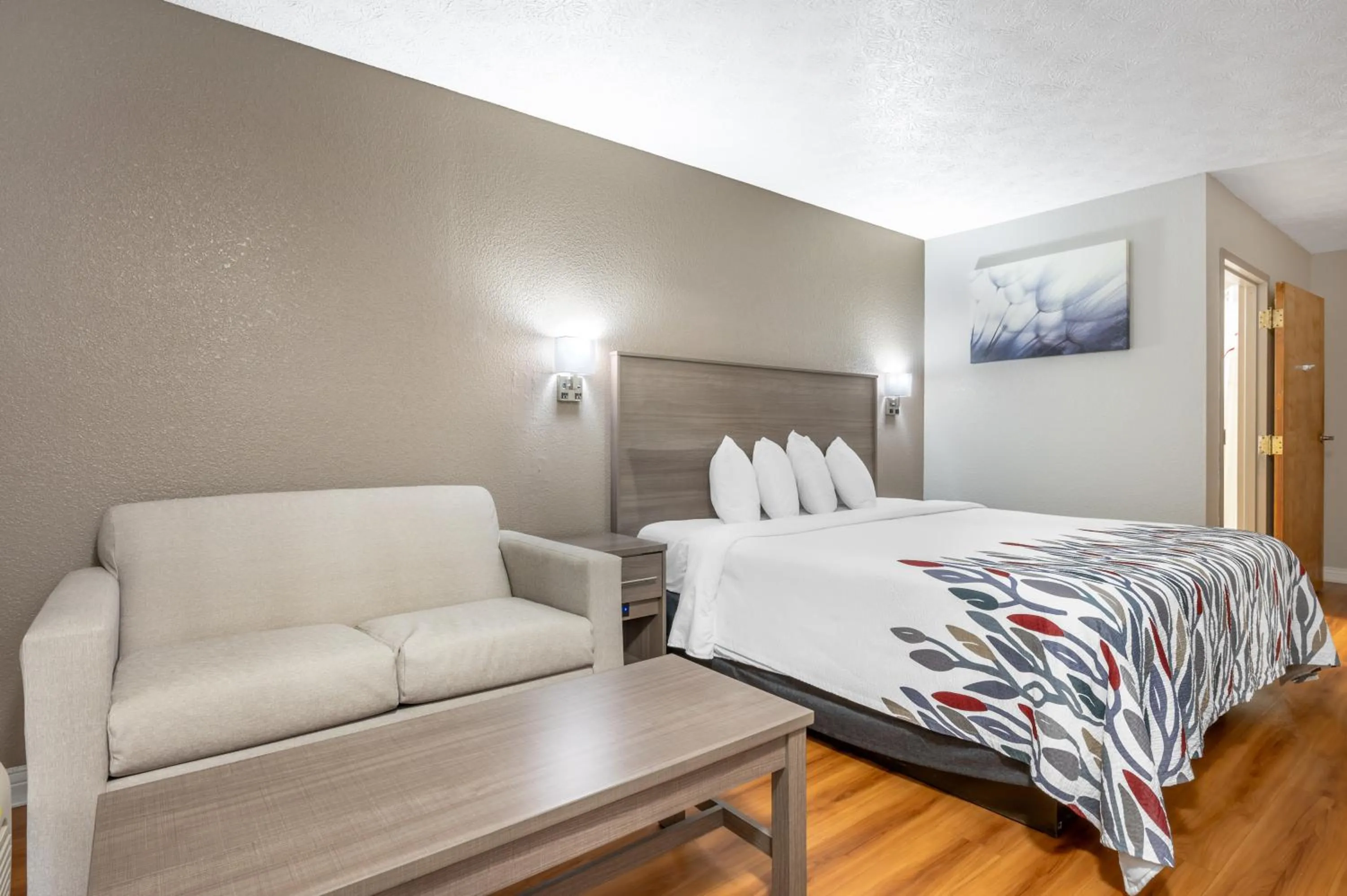 Seating area, Bed in Red Roof Inn Greencastle South - Cloverdale