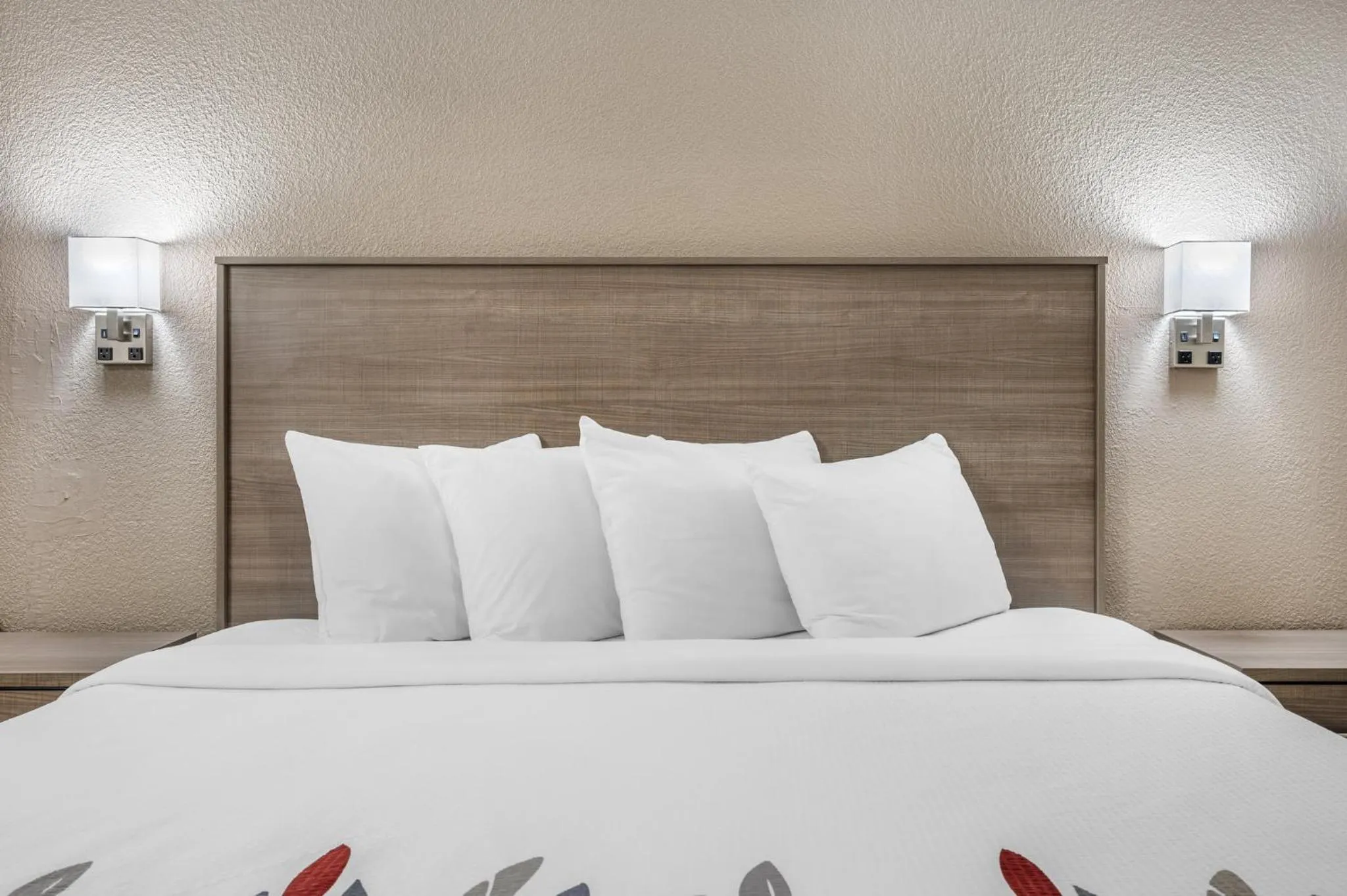 Bedroom, Bed in Red Roof Inn Greencastle South - Cloverdale