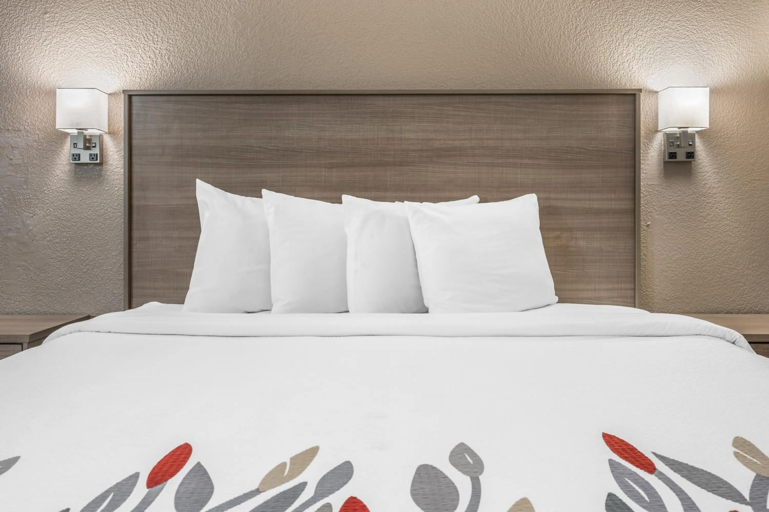 Bedroom, Bed in Red Roof Inn Greencastle South - Cloverdale