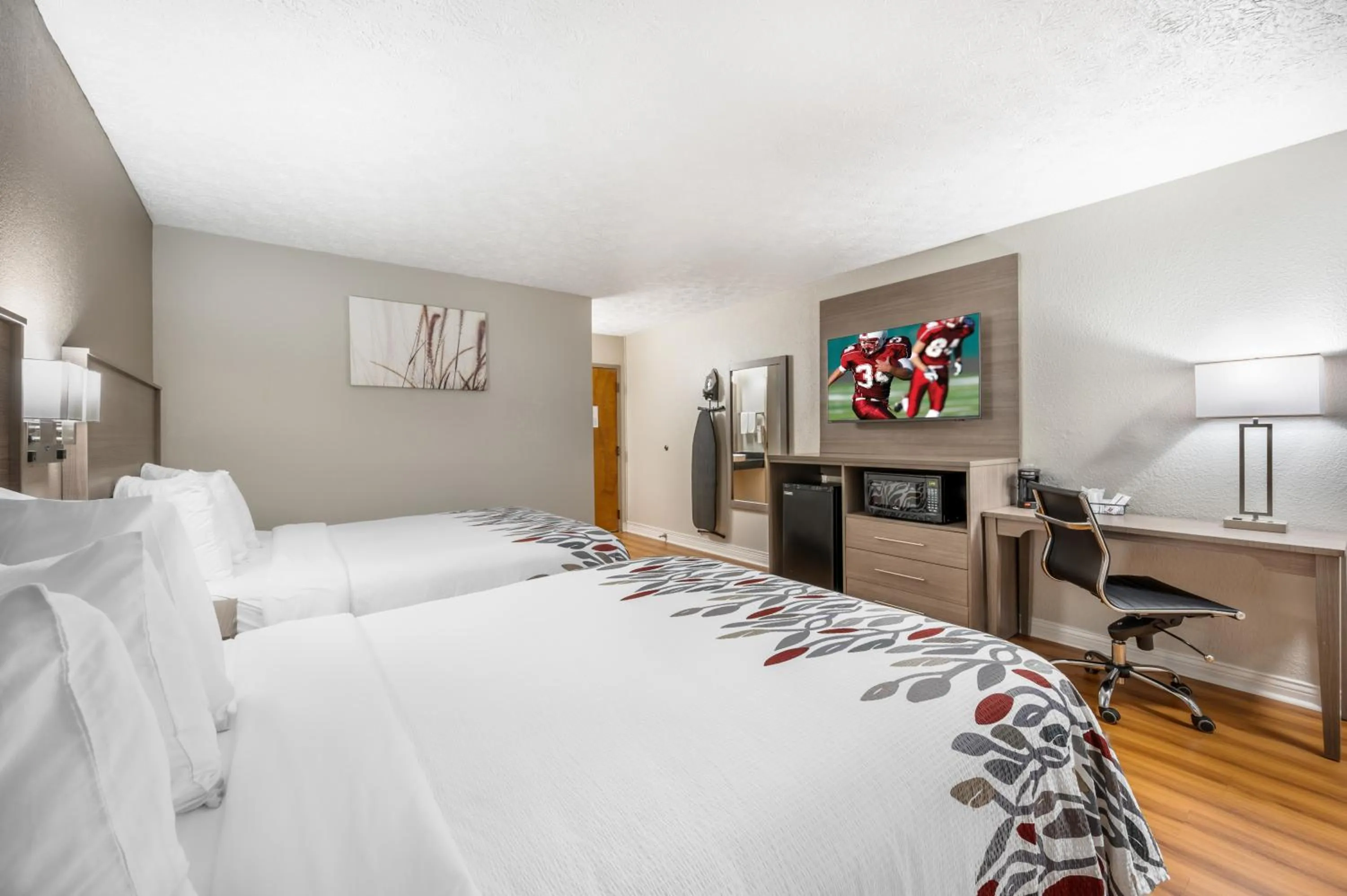 Bedroom, Bed in Red Roof Inn Greencastle South - Cloverdale