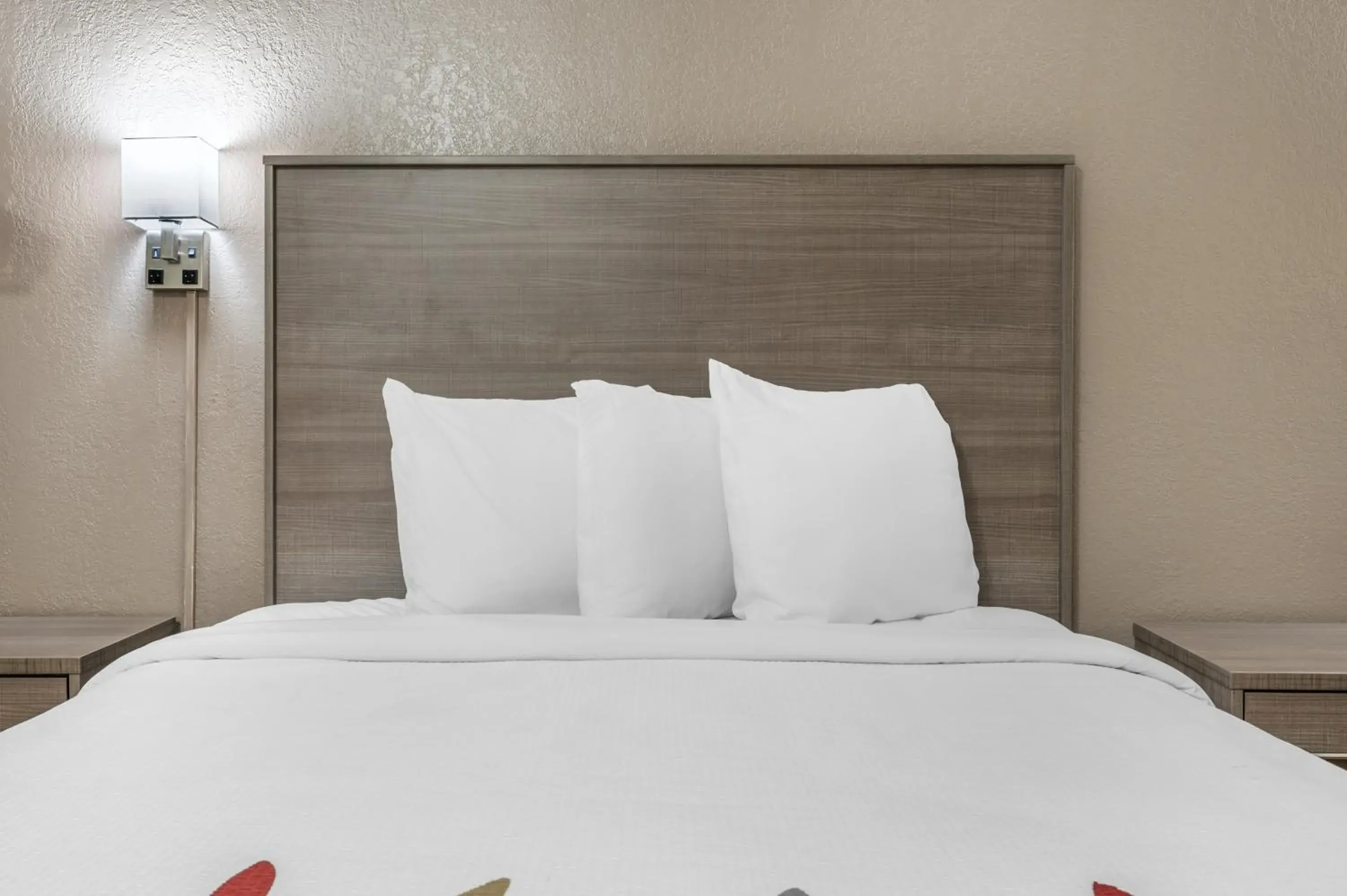 Bedroom, Bed in Red Roof Inn Greencastle South - Cloverdale Bedroom, Bed in Red Roof Inn Greencastle South - Cloverdale