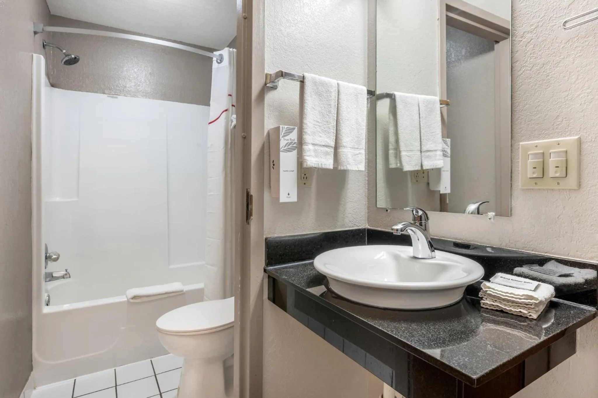 Bathroom in Red Roof Inn Greencastle South - Cloverdale