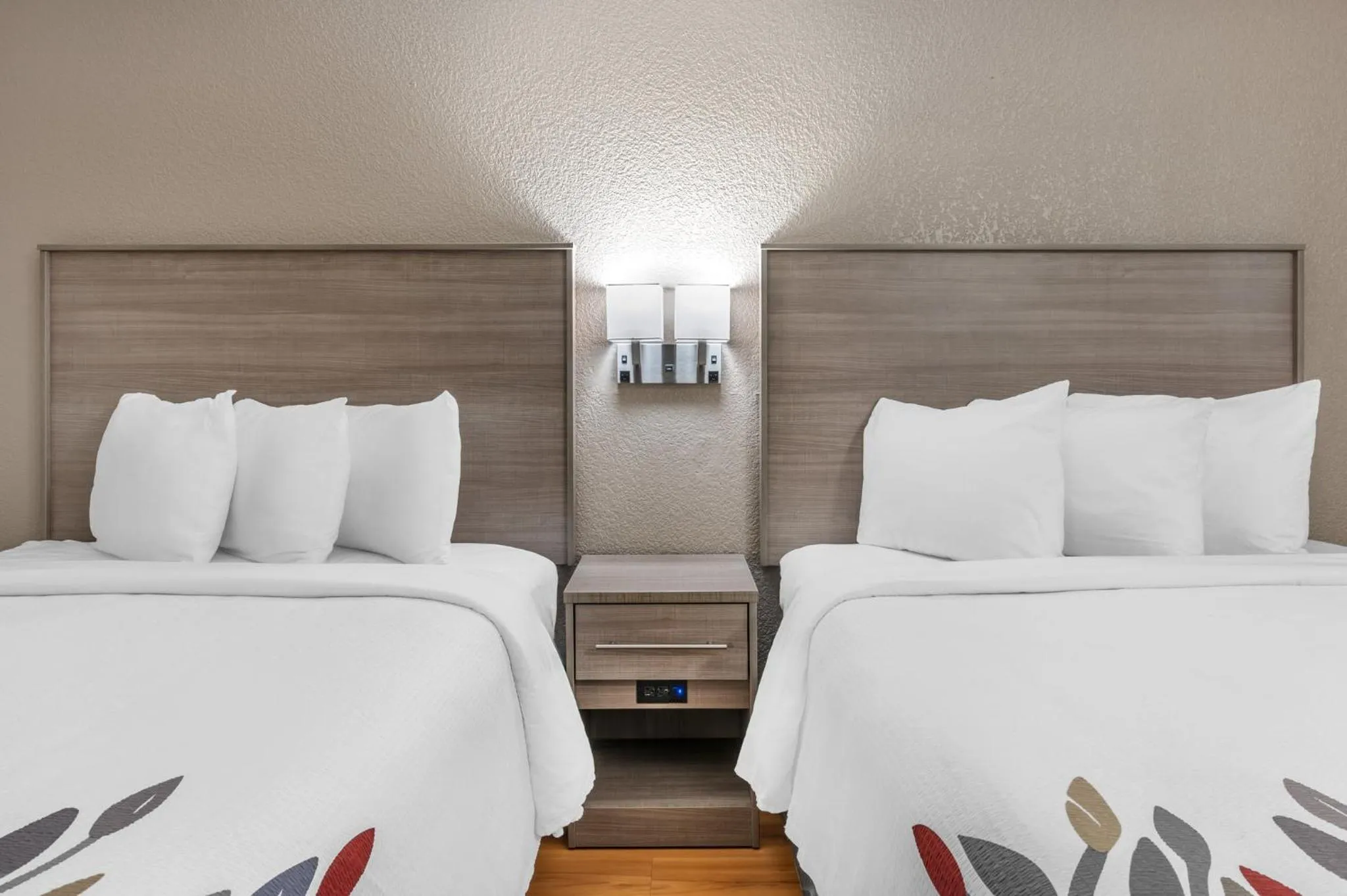 Bedroom, Bed in Red Roof Inn Greencastle South - Cloverdale