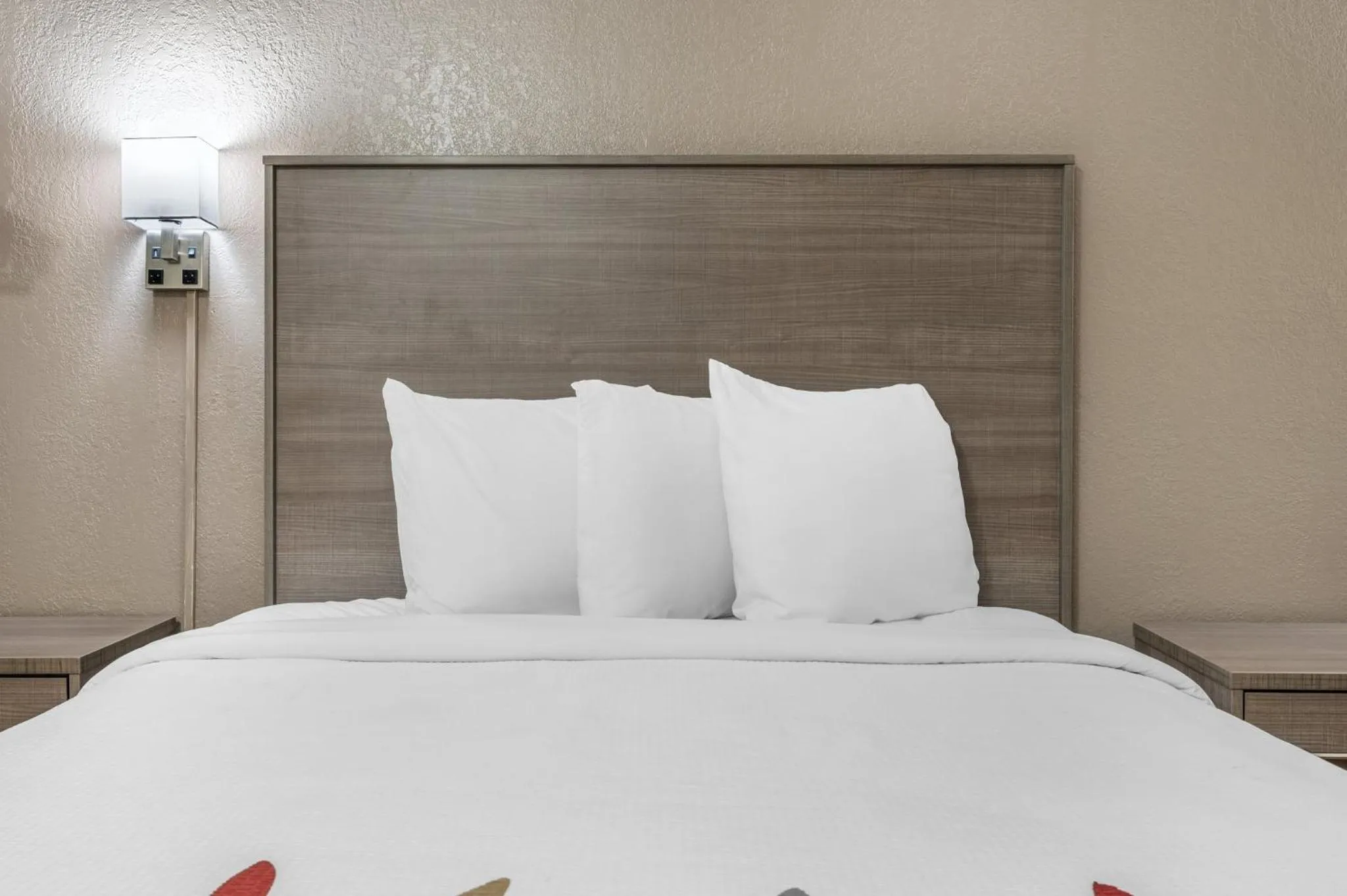 Bedroom, Bed in Red Roof Inn Greencastle South - Cloverdale